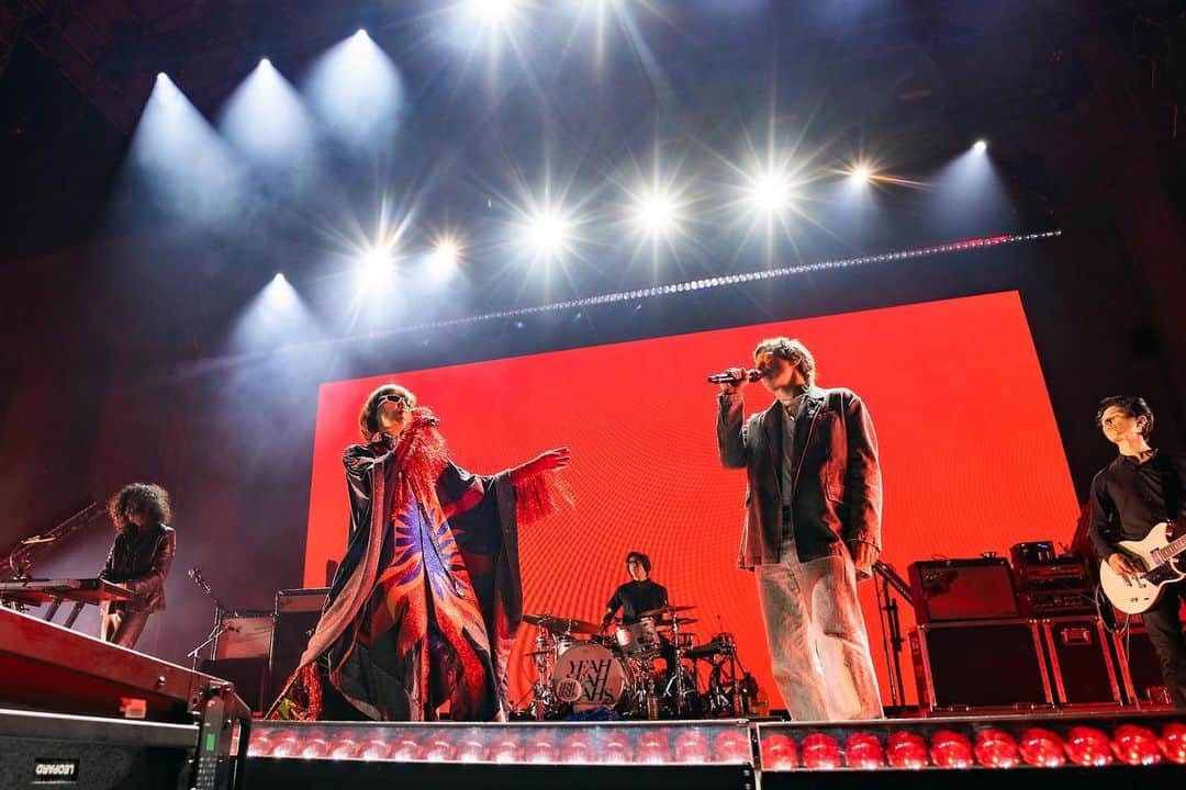 ヤー・ヤー・ヤーズさんのインスタグラム写真 - (ヤー・ヤー・ヤーズInstagram)「TY for truly the best show in the Bay Area ever that we can remember 🫶 love streaming! A total and complete high to end this leg of our tour.  Flashing lights at the @greekberkeley forever!  And special shout out to @perfumegenius, we’ll miss having you with us 🥹🥰  📷 1-7, 10 @gregchow 8-9 @__nik__pics」6月13日 23時24分 - yeahyeahyeahs
