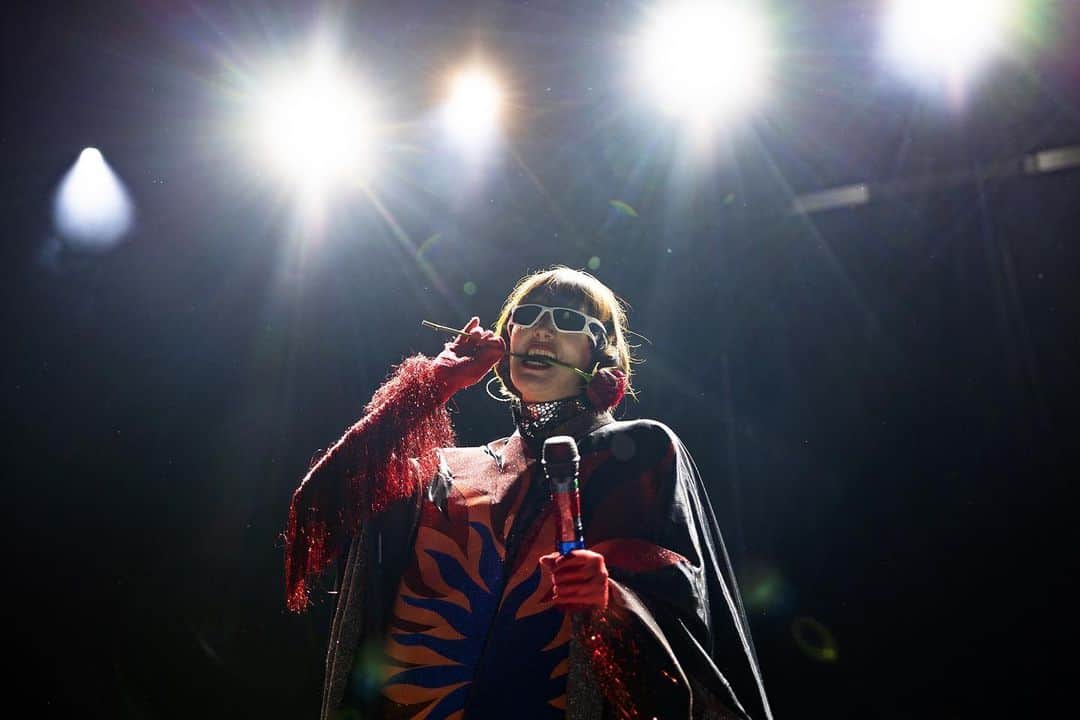 ヤー・ヤー・ヤーズさんのインスタグラム写真 - (ヤー・ヤー・ヤーズInstagram)「TY for truly the best show in the Bay Area ever that we can remember 🫶 love streaming! A total and complete high to end this leg of our tour.  Flashing lights at the @greekberkeley forever!  And special shout out to @perfumegenius, we’ll miss having you with us 🥹🥰  📷 1-7, 10 @gregchow 8-9 @__nik__pics」6月13日 23時24分 - yeahyeahyeahs