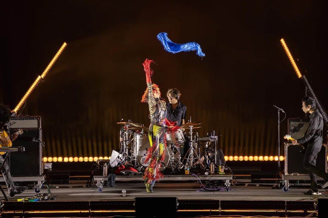 ヤー・ヤー・ヤーズさんのインスタグラム写真 - (ヤー・ヤー・ヤーズInstagram)「TY for truly the best show in the Bay Area ever that we can remember 🫶 love streaming! A total and complete high to end this leg of our tour.  Flashing lights at the @greekberkeley forever!  And special shout out to @perfumegenius, we’ll miss having you with us 🥹🥰  📷 1-7, 10 @gregchow 8-9 @__nik__pics」6月13日 23時24分 - yeahyeahyeahs