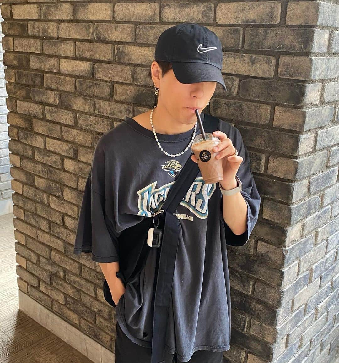 古謝那伊留さんのインスタグラム写真 - (古謝那伊留Instagram)「今日は家族で りんくうプレミアムアウトレットに行ってきました💨  久々に家族で出かけてブラブラっとした1日でした☺️  途中で飲んだGODIVAのチョコミントのドリンクがめっちゃ美味かった🤤💓  そしてGAPで気になっていたキャップを購入しました🧢✨  ラスト1点だったから買えて良かった😭  大阪では色々と古着も見て回ったのでそれもどこかで出します😁  明日はダンスレッスンだー！楽しむぞ🕺  今日の服装は後日WEARで出します😁  #nike #soierie #interfactory #uniqlo #spinns #キャップ #キャップコーデ #fashion #ootd #outfit #instagood #mensfashion #used #instalike #classystreetwear #coordinate #メンズファッション #メンズスタイル #メンズコーデ #おしゃれさんと繋がりたい #今日のコーディネート #古着好きな人と繋がりたい #古着ミックス #古着mix #ふるぎみっくす」6月13日 23時22分 - nairu_koja