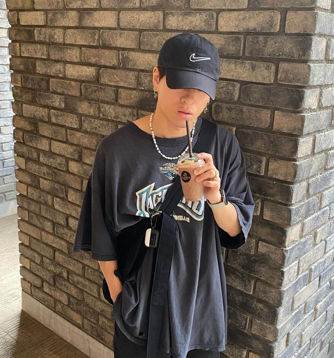 古謝那伊留さんのインスタグラム写真 - (古謝那伊留Instagram)「今日は家族で りんくうプレミアムアウトレットに行ってきました💨  久々に家族で出かけてブラブラっとした1日でした☺️  途中で飲んだGODIVAのチョコミントのドリンクがめっちゃ美味かった🤤💓  そしてGAPで気になっていたキャップを購入しました🧢✨  ラスト1点だったから買えて良かった😭  大阪では色々と古着も見て回ったのでそれもどこかで出します😁  明日はダンスレッスンだー！楽しむぞ🕺  今日の服装は後日WEARで出します😁  #nike #soierie #interfactory #uniqlo #spinns #キャップ #キャップコーデ #fashion #ootd #outfit #instagood #mensfashion #used #instalike #classystreetwear #coordinate #メンズファッション #メンズスタイル #メンズコーデ #おしゃれさんと繋がりたい #今日のコーディネート #古着好きな人と繋がりたい #古着ミックス #古着mix #ふるぎみっくす」6月13日 23時22分 - nairu_koja