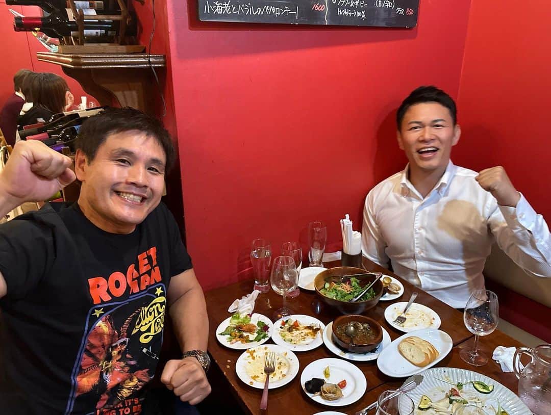 菊田早苗のインスタグラム：「須藤元気君と何十年振りかの食事。 長い時を経て。 あれだけ会ってなかったのに、いきなり距離感なくなる不思議。 あの頃は、二人ともまだ二十代でお金も何もなかったけど、体育館で練習し、帰りご飯食べて、ただそれだけで幸せだった。 就職もせず、世間からどう思われようと、確実に夢に近づいてる感覚はあったし、一番は自分を信じる力がお互い強烈に強かったと思う。  GRABAKA創設メンバーの一人、ファイター須藤元気。たもとを分かつ事となり、その後は別々の人生へ。ほとんどの選手が途中脱落する厳しい格闘界のあの時代を生き抜き、またこうして会えるのはとっても貴重。 お互い大変な2、30代だったと思う。自分の中でずっとわだかまりだった思いもやっと伝えれて、大好きな音楽話して、お酒飲んで、歌唄って、ツッコみ入れられ笑　 終わってみれば、同じ時代を戦った男同士の楽しい夜でした。 #須藤元気 #WORLD ORDER #More Than Word #やっぱり音痴だった自分 #美味いスペイン料理 #最後の曲なんだ笑」