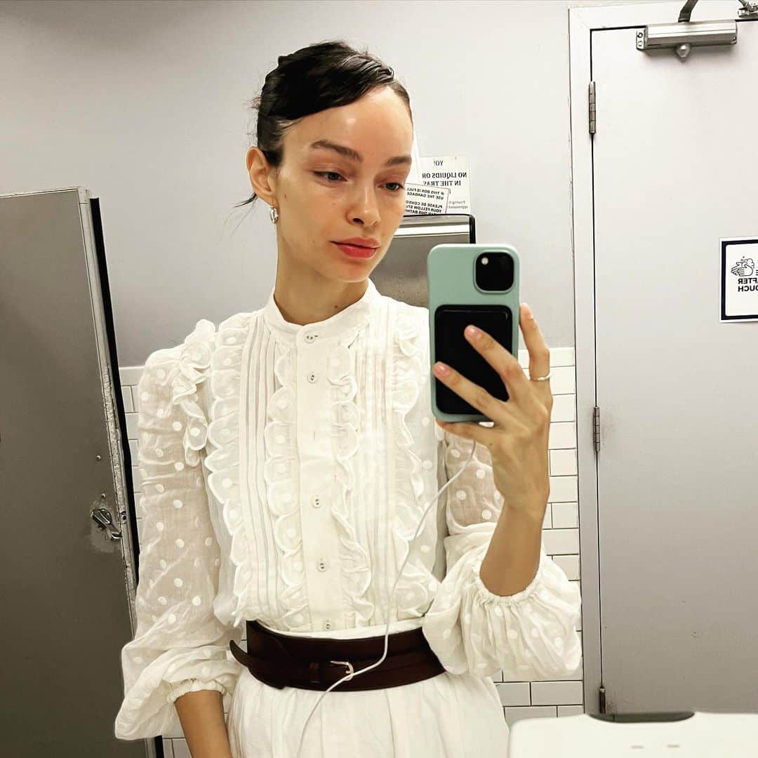 ルマ・グローテのインスタグラム：「I played Yelena in uncle Vanya one last time yesterday and.. That’s it. I’m officially an alumni - now slowly letting go of the misery of yelena, and stepping back into my full self as I feel ready for the world that is out there. @esperstudio @bamarchant thank you for all the wisdom you passed down to us. I am forever grateful!」