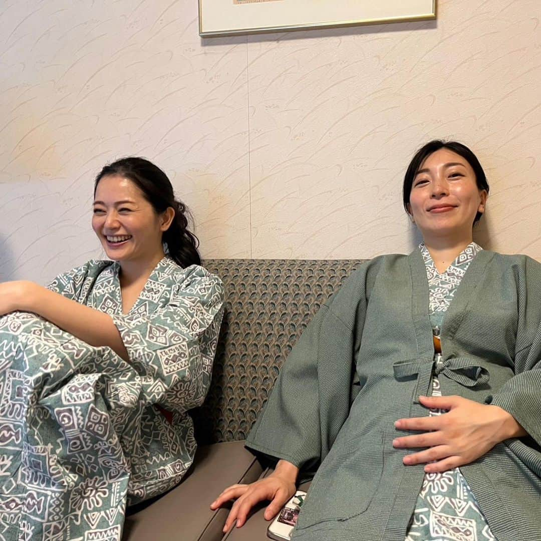 安藤あいかさんのインスタグラム写真 - (安藤あいかInstagram)「増量中！！ 妊婦の仲間入りしました🤰 現在7ヶ月！ 出産前に最後であろう（チャンスあればまだ行きたい）旅行にクラッシャーで行ってきました💖 ご飯の時にサプライズでメープル？で描いたプレートいただき🥹 ビュッフェが美味しくて食べすぎて部屋戻って半眠りしてたけど、温泉入らなきゃ！と、のそのそ起きて個々にポツポツと温泉に向かい、帰ってきたら部屋にデコレーションが🎈💓 びっくりー！！！ お風呂上がりなのですっぴん！ 水着のは翌日メイクして撮った😂 ありがとう〜🥰  #妊婦  #マタニティ #マタニティフォト #下北クラッシャー」6月13日 23時33分 - aikaando