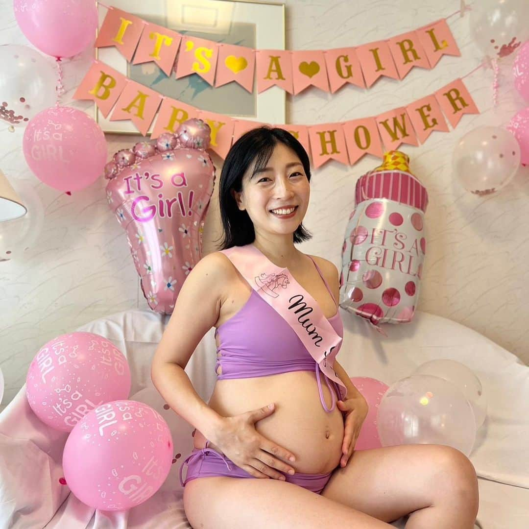 安藤あいかさんのインスタグラム写真 - (安藤あいかInstagram)「増量中！！ 妊婦の仲間入りしました🤰 現在7ヶ月！ 出産前に最後であろう（チャンスあればまだ行きたい）旅行にクラッシャーで行ってきました💖 ご飯の時にサプライズでメープル？で描いたプレートいただき🥹 ビュッフェが美味しくて食べすぎて部屋戻って半眠りしてたけど、温泉入らなきゃ！と、のそのそ起きて個々にポツポツと温泉に向かい、帰ってきたら部屋にデコレーションが🎈💓 びっくりー！！！ お風呂上がりなのですっぴん！ 水着のは翌日メイクして撮った😂 ありがとう〜🥰  #妊婦  #マタニティ #マタニティフォト #下北クラッシャー」6月13日 23時33分 - aikaando