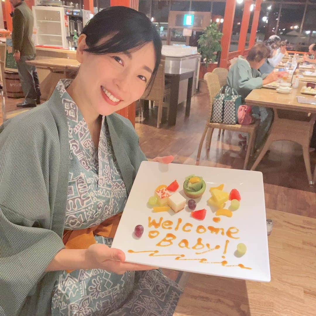 安藤あいかさんのインスタグラム写真 - (安藤あいかInstagram)「増量中！！ 妊婦の仲間入りしました🤰 現在7ヶ月！ 出産前に最後であろう（チャンスあればまだ行きたい）旅行にクラッシャーで行ってきました💖 ご飯の時にサプライズでメープル？で描いたプレートいただき🥹 ビュッフェが美味しくて食べすぎて部屋戻って半眠りしてたけど、温泉入らなきゃ！と、のそのそ起きて個々にポツポツと温泉に向かい、帰ってきたら部屋にデコレーションが🎈💓 びっくりー！！！ お風呂上がりなのですっぴん！ 水着のは翌日メイクして撮った😂 ありがとう〜🥰  #妊婦  #マタニティ #マタニティフォト #下北クラッシャー」6月13日 23時33分 - aikaando