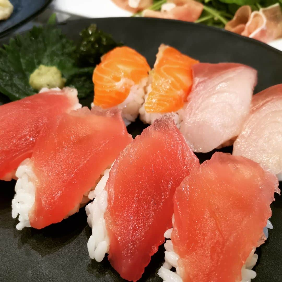 motsuさんのインスタグラム写真 - (motsuInstagram)「「寿司」 定番の「刺身を買ってきて酢飯で握って寿司」にする作戦。酢を強めにしたらちょっと面白い味になった。  「生ハムサラダ」 ルッコラと生ハムってホンットに相性がいいよなあ。  「タラの塩麴焼きとインゲン」 妻の作品。ｳﾏｰ。 インゲンとルッコラは妻の実家製、じーちゃん野菜。  「レバニラ炒め」 スーパーで買ってきた。  全く手間暇かけなかったけどｳﾏｳﾏの晩酌だったよ(^^)/  #寿司 #タラ #塩麴レシピ  #生ハムとルッコラのサラダ  #レバニラ」6月13日 23時33分 - motsumc