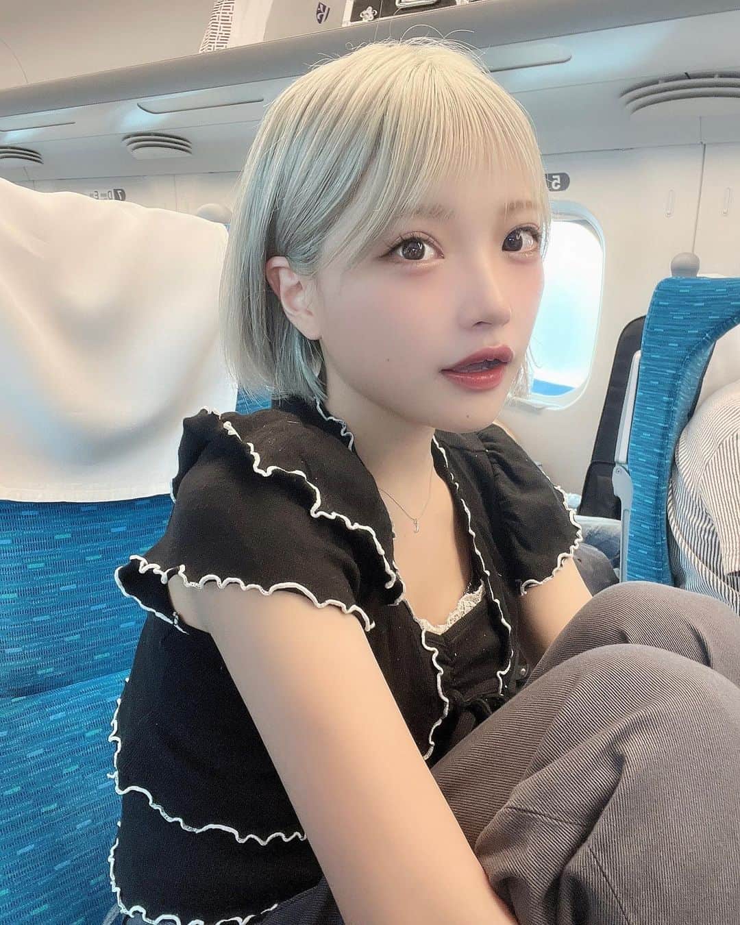 東條ゆりあのインスタグラム：「新幹線にのって旅行いくのすきーーーーーーーゆりあといっしょならどこでもたのしいよ？🎶  ( @selene.official.japan )さんのネックレスーーー！！！！シンプルで付けやすい！！！！🫶」