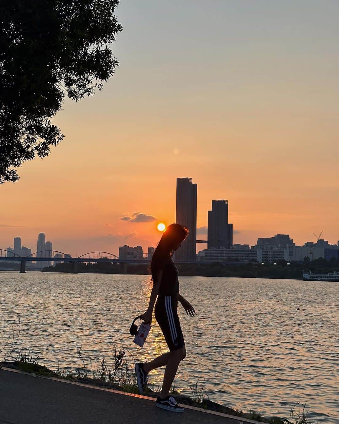 カン・ギョンミンさんのインスタグラム写真 - (カン・ギョンミンInstagram)「🚴🏻‍♀️ 자전거 타고 노을 보러 🌇  붉은 노을이 너무 보고싶어서 일주일 내내 하늘 체크하고 노을 찾아다니다 오늘 딱 예쁠 거 같길래 자전거 타고 반포대교쪽으로!  노을 보자마자 눈물 맺혀버린 사람 나..  아 이런게 행복인가 싶었던 오늘, 모두 행복하자!🥹♥」6月13日 23時26分 - kkmmmkk