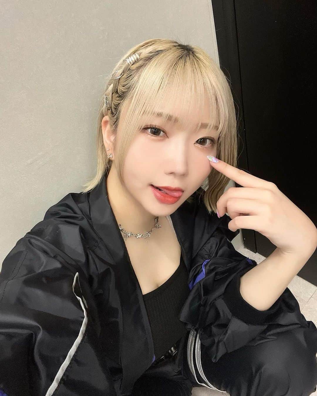 のインスタグラム：「べーっ  次のイベントまであいちゃうから寂しいなっ  また早く会いにきてねっっ  おやすっ  #ハイトーンボブ #ハイトーンカラー #ボブm#外ハネボブ #ヘアカラー #ヘアアレンジ #アイドル衣装 #japanesegirl #animegirl #編み込み #編み込みアレンジ #nail #ネイル #ネイルデザイン #シルバーアクセサリー #ヘアアクセサリー #金髪」