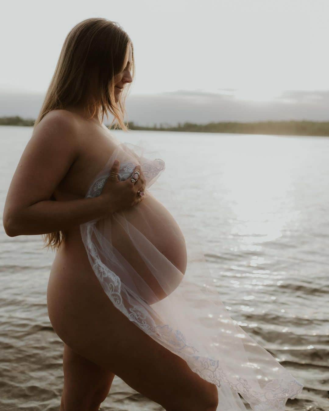 レイチェル・ブレイセンのインスタグラム：「41 weeks of pregnancy🌸   Just like his sister, this little guy is not showing any signs of wanting to arrive quite yet and in contrast to my first pregnancy, I feel so, so good. Polar opposite compared to the first time around!  When I reached 41 weeks with Lea I was under so much pressure and stress I wasn’t able to enjoy my last days of pregnancy at all. I was shuffled between hospital visits, ultrasounds and midwives telling me I was a ticking bomb about to implode. Instead of supported I was threatened, coerced, and overall treated as if I was sick and like there was something truly wrong with me (when in fact I was a completely healthy and thriving 28-year old, with a healthy and thriving baby in my womb!). When I reached 41 weeks and refused to be induced, an OBGYN actually asked me “if I wanted my baby to live”. I mistakenly thought I would be able to have a natural pregnancy and birth experience while still committing myself to a medical system that is not only built on a foundation of deep misogyny, but designed to pathologize and medicalize what is actually the most vibrant, thriving time of a woman’s life.  This pregnancy is so very different. 41 weeks feels like a walk in the park (it basically is!). I’m spending my days by the lake; resting, swimming, reading, drinking tea… Been foraging a bit, nesting tons, I go for a dip down by the dock several times a day and am mostly just walking around the land, enjoying the absolute marvel of nature. I keep looking up at the trees, finding myself in such awe of it all that I can’t help but to say thank you out loud.   Of course I oscillate between big feelings and thoughts; what will labor be like? When will I feel those first sensations? Can I really do this? Every day I cycle through some sort of conditioned fear that doesn’t belong to me and was never mine in the first place. Again and again, I arrive at a place of peace. Everything is so incredibly beautiful. My body. My baby. Our family. This place. This pregnancy.   I feel so lucky. Soon he’ll be in my arms and I’ll look back at this time as some of the most beautiful weeks of my entire life💛 #wildpregnancy   📸: @naomivonkphotography」