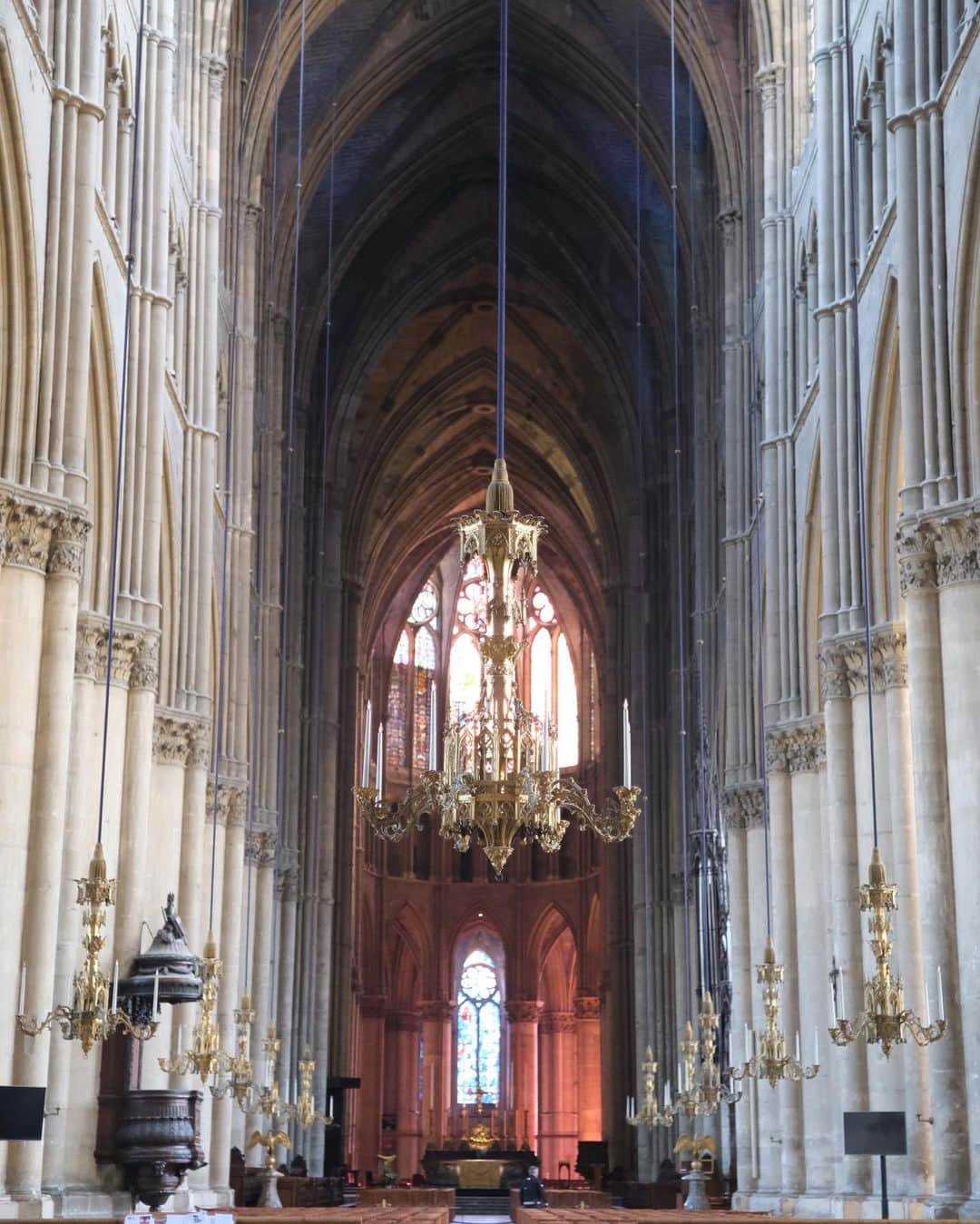 佐藤香菜さんのインスタグラム写真 - (佐藤香菜Instagram)「Reims(ランス)のノートルダム大聖堂 外観にぎっしり施された人型の彫刻数の多さは 今まで見た中でNo. 1だと思う。 800年以上前に建てられたものの、第一次世界大戦で 大部分が燃えたらしく、それから修復されてるので わりと新しい雰囲気あり。 ( 過去行った教会の一部 #さとかな教会コレクション )  パリに戻る電車まで時間が迫ってたので急いで見学、 このあとPAULでパンを買い、電車に乗り込む。  #reims #cathedralereims #reimscathedral #ランス」6月13日 23時32分 - kana__sato622