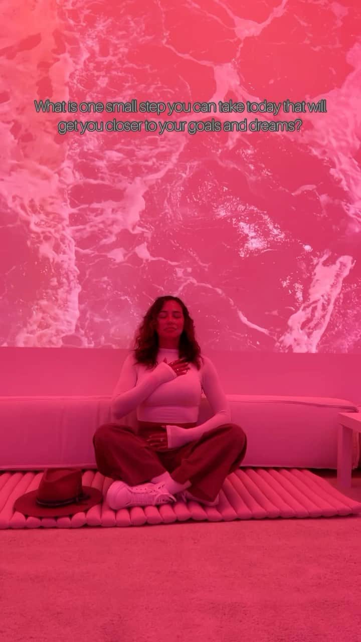 アナ・チエリのインスタグラム：「✨the only way out is through✨  The last 6 months have been a challenge for exponential inner growth, looking forward to the changes that come from it 🌱」