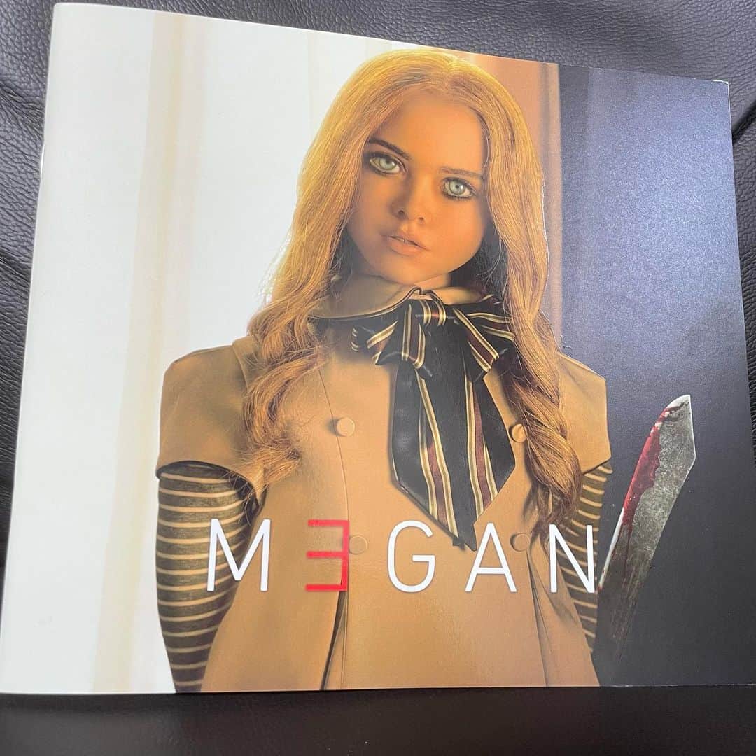 小森高博のインスタグラム：「#M3GAN  ミーガン観た！楽しめました。血も出ない安心のPG12。  血がドバドバのUnratedバージョンも存在するらしいけれど、それはBlu-rayになったら収録してくれるのかしら？ と言うても、耳とおばちゃんとエレベーターの2人くらいだろうけど。」