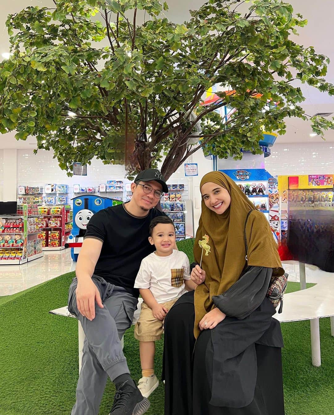 Zaskia Sungkarのインスタグラム：「ما شاء الله تبارك الله   Sehat selalu kesayangan mamiii❤️🐛」