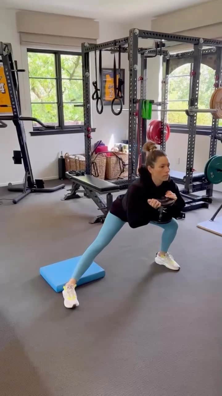 ジェシカ・ビールのインスタグラム：「Go try this CRUEL single leg squat and then go watch @cruelsummer! Episode 3 is now streaming on @hulu」