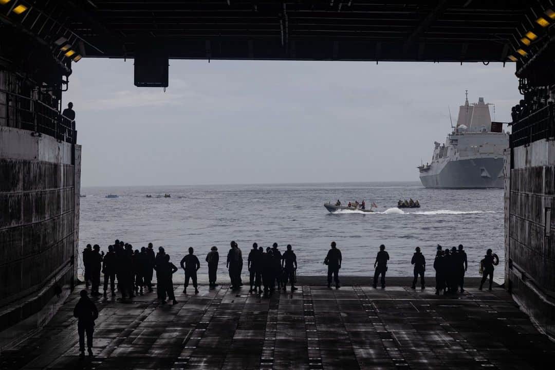 アメリカ海兵隊のインスタグラム：「From the Well Deck 🌊  📍 East China Sea (June 10, 2023)  #Marines with @31stMEU launch their combat rubber raiding craft off the @usnavy's USS Green Bay during a launch and recovery exercise.  The Marines conducted the launch and recovery exercise to refine their ability to utilize combat rubber raiding craft for transit between ship and shore.   📷 (U.S. Marine Corps photo by Cpl. Vincent Pham)  #USMC #military」