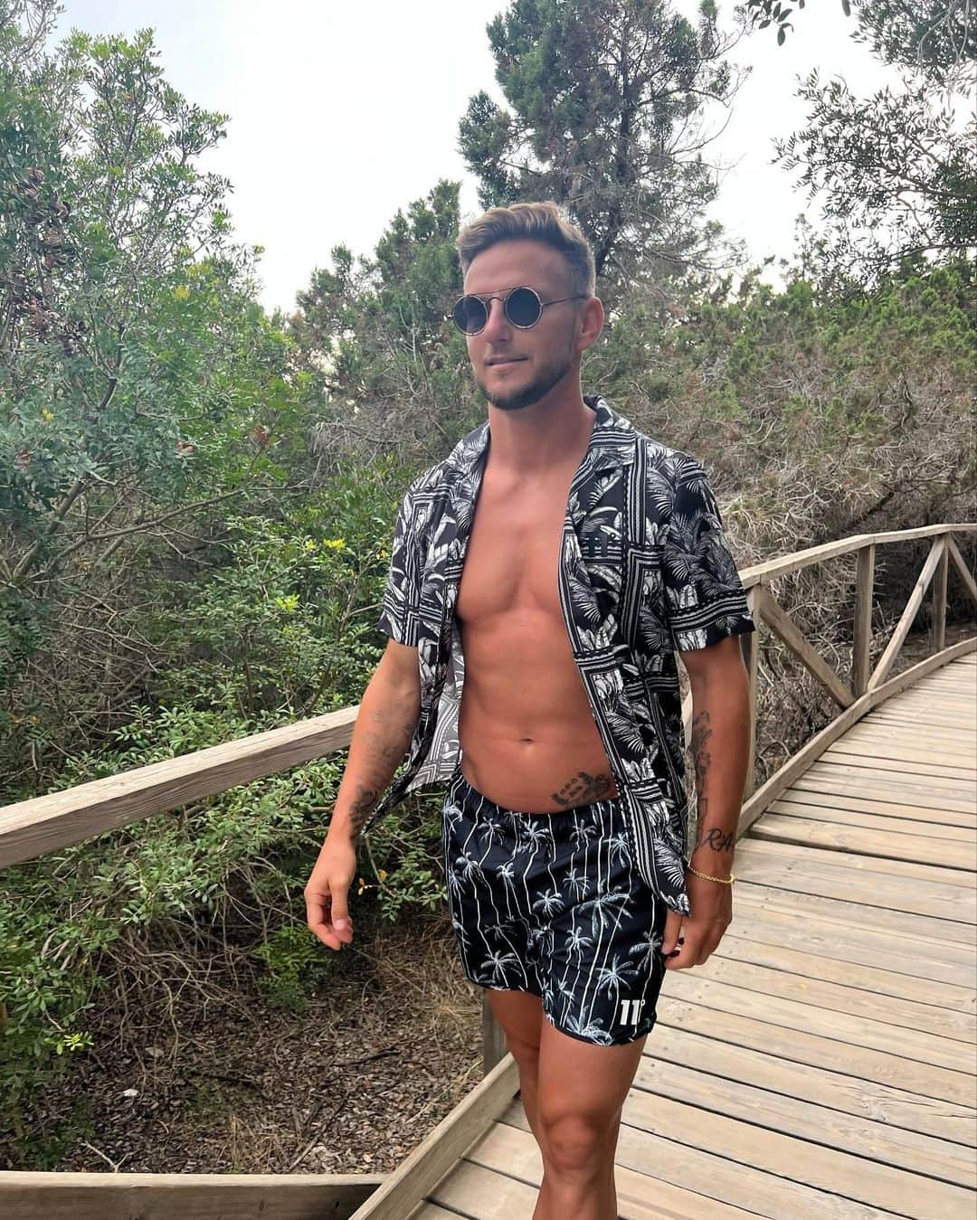 イヴァン・ラキティッチのインスタグラム：「🏖️😎」