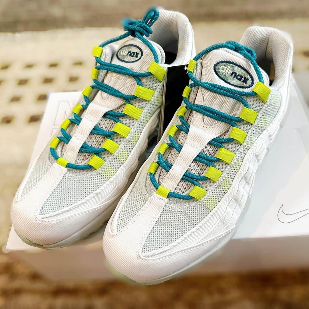 金子貴俊のインスタグラム：「Newシューズがやってきた！ 久々にNIKEでカスタムシューズ作ってみました。シンプルに白ベースに差し色を入れてデザイン✨さわやかで良い感じ🙆今年の夏はこの靴で色々おでかけしよう〜♪さて、今日は都内でスタジオ収録！ 微妙な天気だけど元気に頑張りまーす！ 皆様も素敵な良い日を〜」