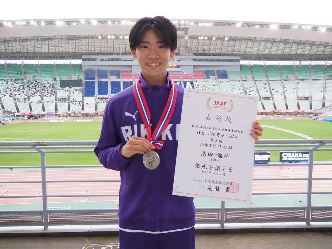 立教大学のインスタグラム：「「第39回U20日本陸上競技選手権大会」において、男子1500mで体育会陸上競技部の髙田遥斗さん（スポーツウエルネス学部スポーツウエルネス学科1年次）が3分47秒58で2位に入賞し、銀メダルを獲得しました！  #箱根駅伝 #立教箱根駅伝2024 #立教大学 #立教 #江戸紫 https://www.rikkyo.ac.jp/hakone2024/news/2023/mknpps000002a9v5.html」