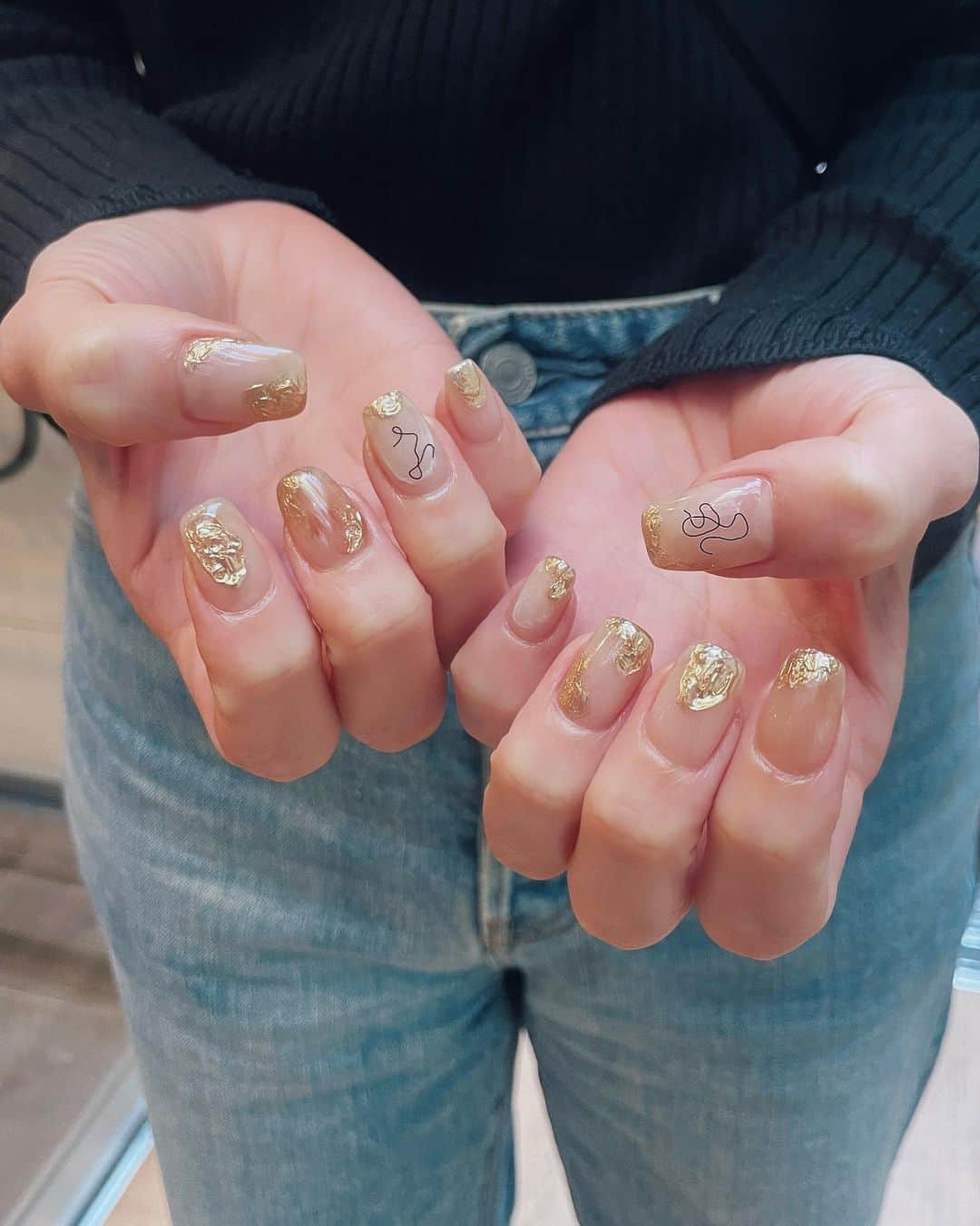 咲月美優のインスタグラム：「☽ . nailの投稿が追いついてなくて これは先月のnail 🫢💛笑 . goldに極細ワイヤーアート𓍯 . . 💅 @epica_kanako  . . . #nails #naildesign #ネイル #ネイルデザイン #トレンドネイル #大人ネイル #大人かわいいネイル #スクエアネイル #ゴールドネイル #おしゃれネイル #ワイヤーネイル #ネイルサロン大阪 #デニムコーデ  .」