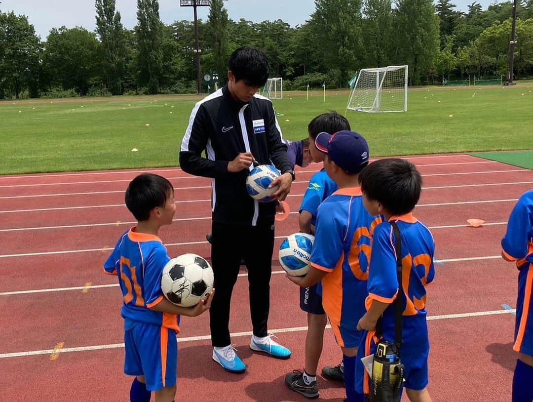 萬代宏樹のインスタグラム：「【福島】  先週の土曜日は福島の県北キッズサッカーフェスティバルにゲストとして呼んでいただきました⚽️  やはり子供達の笑顔は素晴らしかった🥺  この中から世界で戦う選手が出てきてくれたら嬉しいな😎  そして大会の後はFCレグノウァのジュニアユースを高校の同級生が指導しているので一緒に練習してきました！  久しぶりのフルコートはめちゃくちゃきつかった💦笑  #福島信陵ライオンズクラブ #福島県北キッズフェスティバル #福島 #萬代宏樹 #東北人魂 #東北から世界へ #FCレグノウァ」