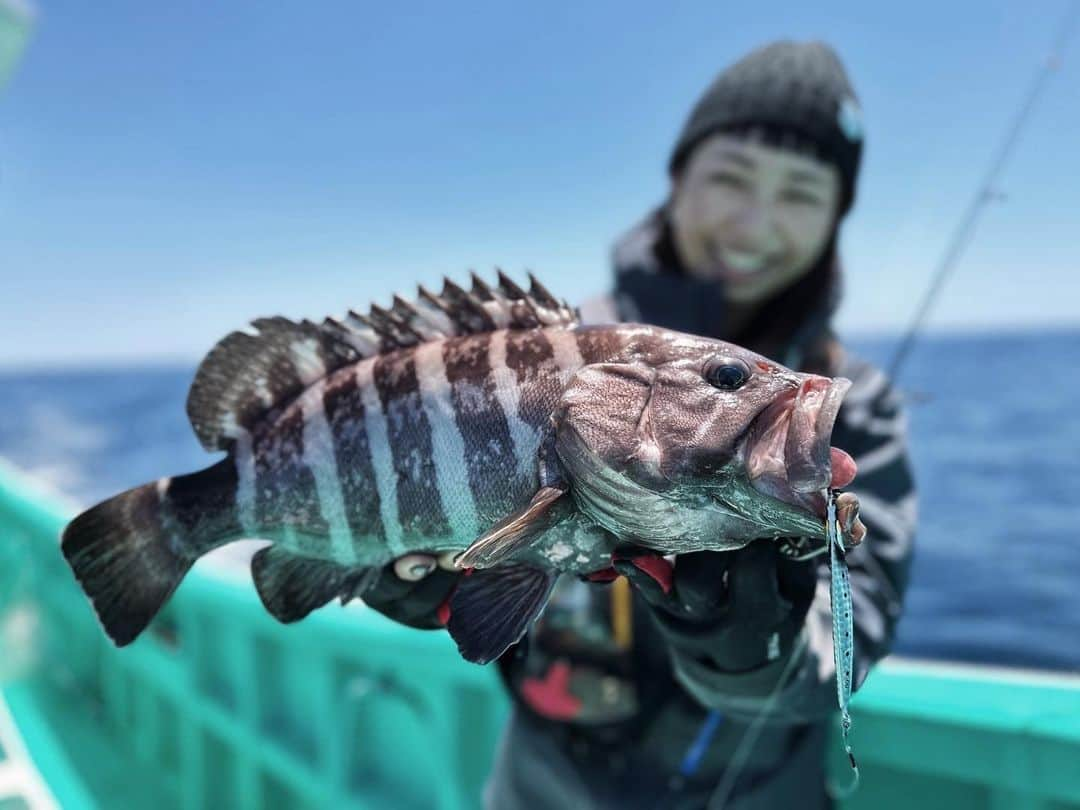 石川文菜さんのインスタグラム写真 - (石川文菜Instagram)「良いサイズのマハタ🎣✨ こちらも勝浦 庄之助丸にてGET📝  ロッド：BambluzRB BBRB-SLJ-S64SUL リール：STRADIC C3000 ライン＊ソルティメイト PEジガーULT 8本組 1号 リーダー＊ ソルティメイト システムショックリーダーFC  ルアー＊バンブルズジグTG SLJ60g サングラス＊ATZ Black Soft x Grey Polarized  ニットキャップ＊I.F.C KNIT CAP グローブ＊バーサタイルグローブ スリーフィンガー  #jackall #オフショア #SLJ #釣り #釣りスタグラム #海釣り #千葉県 #勝浦市 #庄之助丸」6月14日 9時14分 - bun0404