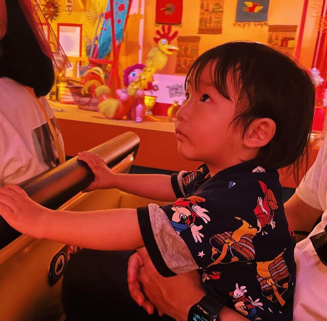 さえりさんのインスタグラム写真 - (さえりInstagram)「急遽ディズニーランドに行った日。お子太郎があんまりにも可愛くてちょっと泣いてたら、ヨシヨシしてくれた。優しい。大好きな夫と、きゃわすぎるお子太郎と、大事なお月のいる暮らし。らぶです。」6月14日 9時27分 - n908sa
