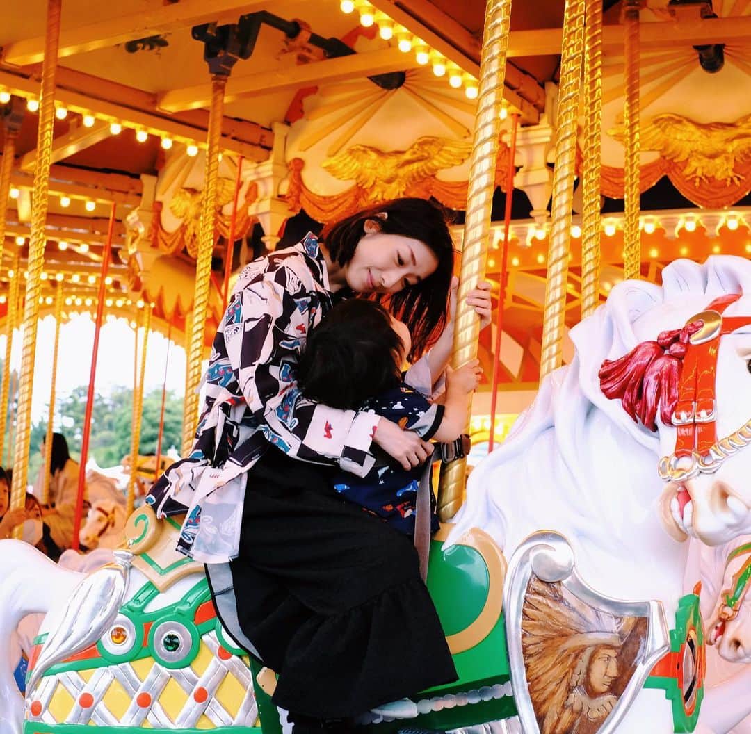 さえりさんのインスタグラム写真 - (さえりInstagram)「急遽ディズニーランドに行った日。お子太郎があんまりにも可愛くてちょっと泣いてたら、ヨシヨシしてくれた。優しい。大好きな夫と、きゃわすぎるお子太郎と、大事なお月のいる暮らし。らぶです。」6月14日 9時27分 - n908sa