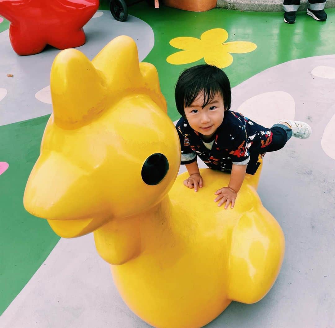 さえりさんのインスタグラム写真 - (さえりInstagram)「急遽ディズニーランドに行った日。お子太郎があんまりにも可愛くてちょっと泣いてたら、ヨシヨシしてくれた。優しい。大好きな夫と、きゃわすぎるお子太郎と、大事なお月のいる暮らし。らぶです。」6月14日 9時27分 - n908sa