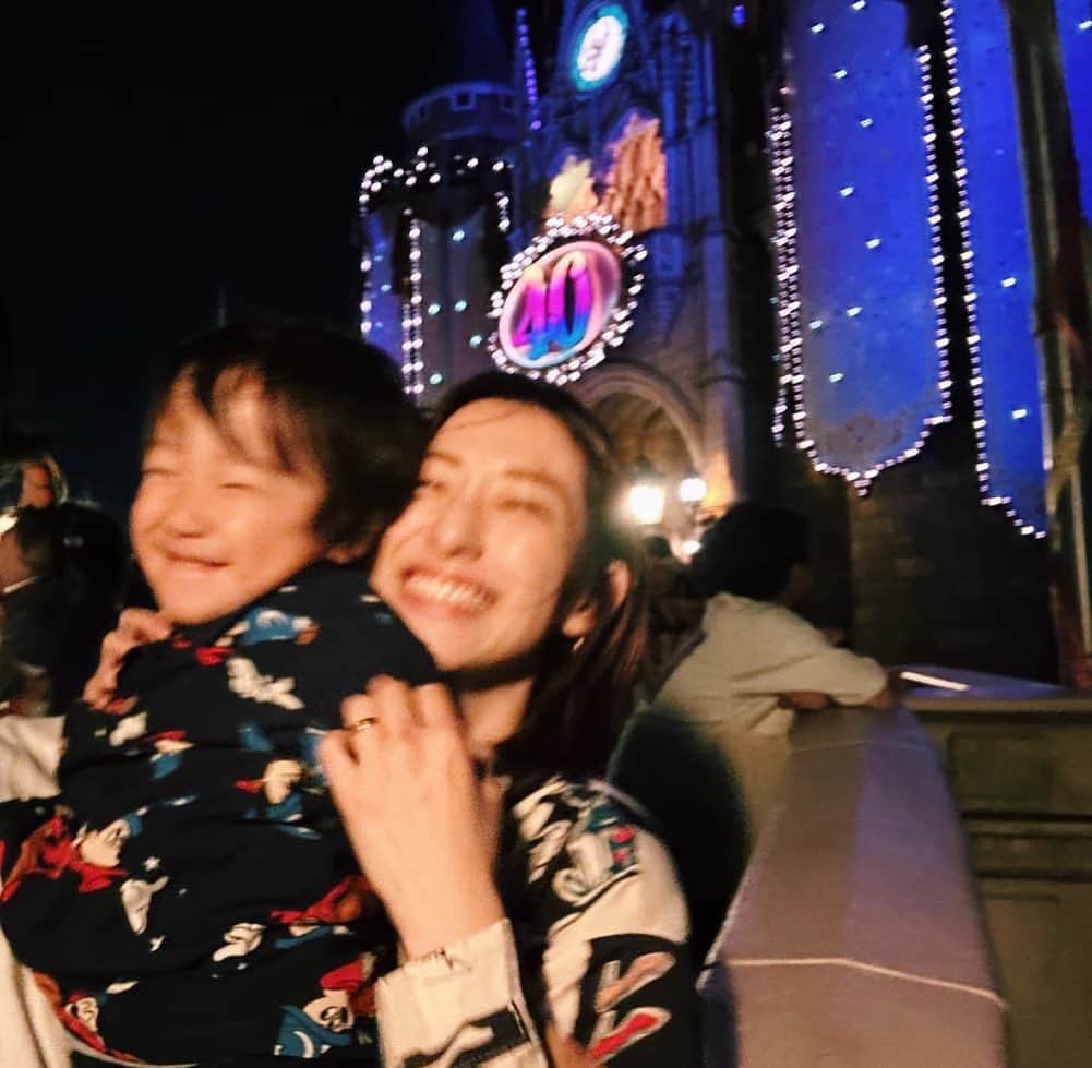 さえりのインスタグラム：「急遽ディズニーランドに行った日。お子太郎があんまりにも可愛くてちょっと泣いてたら、ヨシヨシしてくれた。優しい。大好きな夫と、きゃわすぎるお子太郎と、大事なお月のいる暮らし。らぶです。」