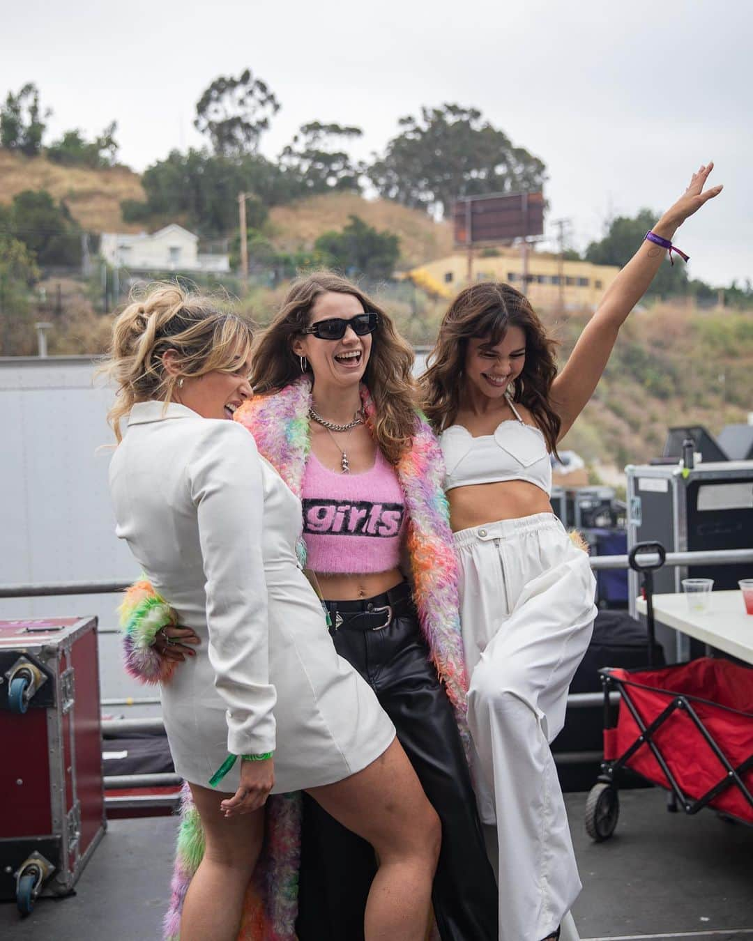 マイア・ミッチェルのインスタグラム：「Just the best day seeing best fren @minke shine at @lapride! So proud of you, you talented angel!!!! Also queen of dildo drumming! Who knew?! (We knew) 🌈🌈」