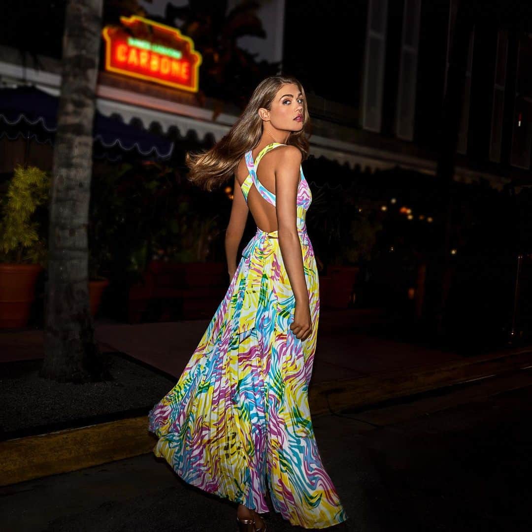 ミリーのインスタグラム：「A touch of elegance from every angle」