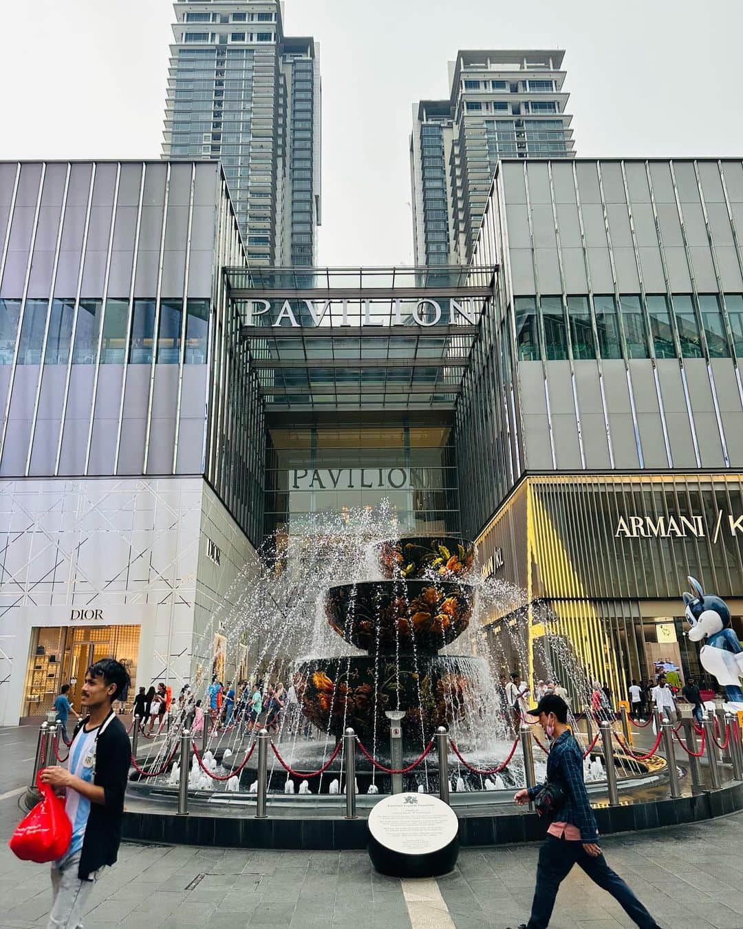 菊井彰子さんのインスタグラム写真 - (菊井彰子Instagram)「マレーシア旅行🇲🇾② ー観光編－  ●ペトロナスツインタワー（1〜４枚目） 451.9mある超高層ビル。 世界で２番目に高いタワー。 ちなみに一番高いタワーはドバイにあるみたいだよ✨ スタッフさんに記念にお写真をお願いしたら、こっちもあっちも撮った方がいいよ&ポージングまで指定して撮ってくれた（羞恥心） さすがの優しい親日国🤣🤣🤣🙏  ●セントラルマーケット （5〜７枚目） いわゆる観光客のためのお土産やさんが何店舗も連なってる建物♪ 人気のナマコ石鹸をゲット💚  ●チャイナタウン （8〜９枚目） 横浜中華街みたいなのかなーと思って行ったら、色んなブランドのニ○モノというかレプリカというか🤣 のお店が沢山並んでいた。笑 おねだりされたローラ姫の時計を娘に購入。 お兄さんとっても優しく娘の腕サイズに調節してくれてたよ⌚️まぁ、次の日壊れちゃったんだけどねw  ●パビリオン（１０枚目） クアラルンプールの一番大通りの繁華街にある超どでかいショッピングモール。 ここに来るとなんでもあるし、なんとでもなーる！ 数年前にジャパンフェスの仕事で来たことがあってとても懐かしい場所🫶  やっぱり日本以外の国へ旅行に行くって楽しいなー🥳🥳  娘にも沢山経験してもらいたい♪  ・ ・ ・ ・ ・ ・ ・ #子連れ海外  #子連れ海外旅行  #ペトロナスツインタワー  #セントラルマーケットクアラルンプール  #klcctower  #petronastwintowers  #malaysia  #kualalumpur  #マレーシア観光  #マレーシア旅行  #マレーシアグルメ  #マレーシアごはん #3歳9ヶ月女の子 #クアラルンプール旅行  #3yearsold  #3y9m  #3歳9ヶ月」6月14日 9時24分 - yanakiku_kiku