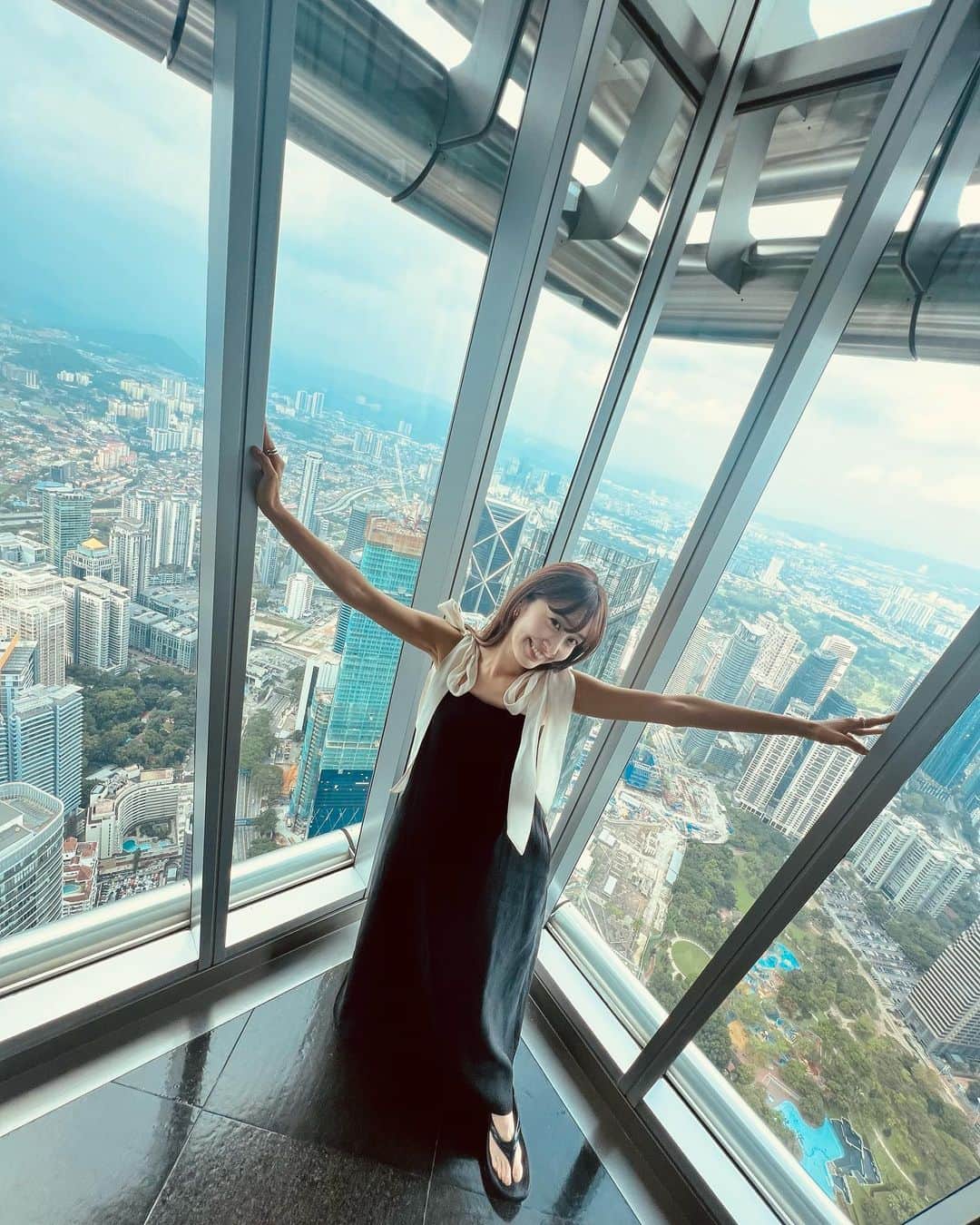 菊井彰子さんのインスタグラム写真 - (菊井彰子Instagram)「マレーシア旅行🇲🇾② ー観光編－  ●ペトロナスツインタワー（1〜４枚目） 451.9mある超高層ビル。 世界で２番目に高いタワー。 ちなみに一番高いタワーはドバイにあるみたいだよ✨ スタッフさんに記念にお写真をお願いしたら、こっちもあっちも撮った方がいいよ&ポージングまで指定して撮ってくれた（羞恥心） さすがの優しい親日国🤣🤣🤣🙏  ●セントラルマーケット （5〜７枚目） いわゆる観光客のためのお土産やさんが何店舗も連なってる建物♪ 人気のナマコ石鹸をゲット💚  ●チャイナタウン （8〜９枚目） 横浜中華街みたいなのかなーと思って行ったら、色んなブランドのニ○モノというかレプリカというか🤣 のお店が沢山並んでいた。笑 おねだりされたローラ姫の時計を娘に購入。 お兄さんとっても優しく娘の腕サイズに調節してくれてたよ⌚️まぁ、次の日壊れちゃったんだけどねw  ●パビリオン（１０枚目） クアラルンプールの一番大通りの繁華街にある超どでかいショッピングモール。 ここに来るとなんでもあるし、なんとでもなーる！ 数年前にジャパンフェスの仕事で来たことがあってとても懐かしい場所🫶  やっぱり日本以外の国へ旅行に行くって楽しいなー🥳🥳  娘にも沢山経験してもらいたい♪  ・ ・ ・ ・ ・ ・ ・ #子連れ海外  #子連れ海外旅行  #ペトロナスツインタワー  #セントラルマーケットクアラルンプール  #klcctower  #petronastwintowers  #malaysia  #kualalumpur  #マレーシア観光  #マレーシア旅行  #マレーシアグルメ  #マレーシアごはん #3歳9ヶ月女の子 #クアラルンプール旅行  #3yearsold  #3y9m  #3歳9ヶ月」6月14日 9時24分 - yanakiku_kiku