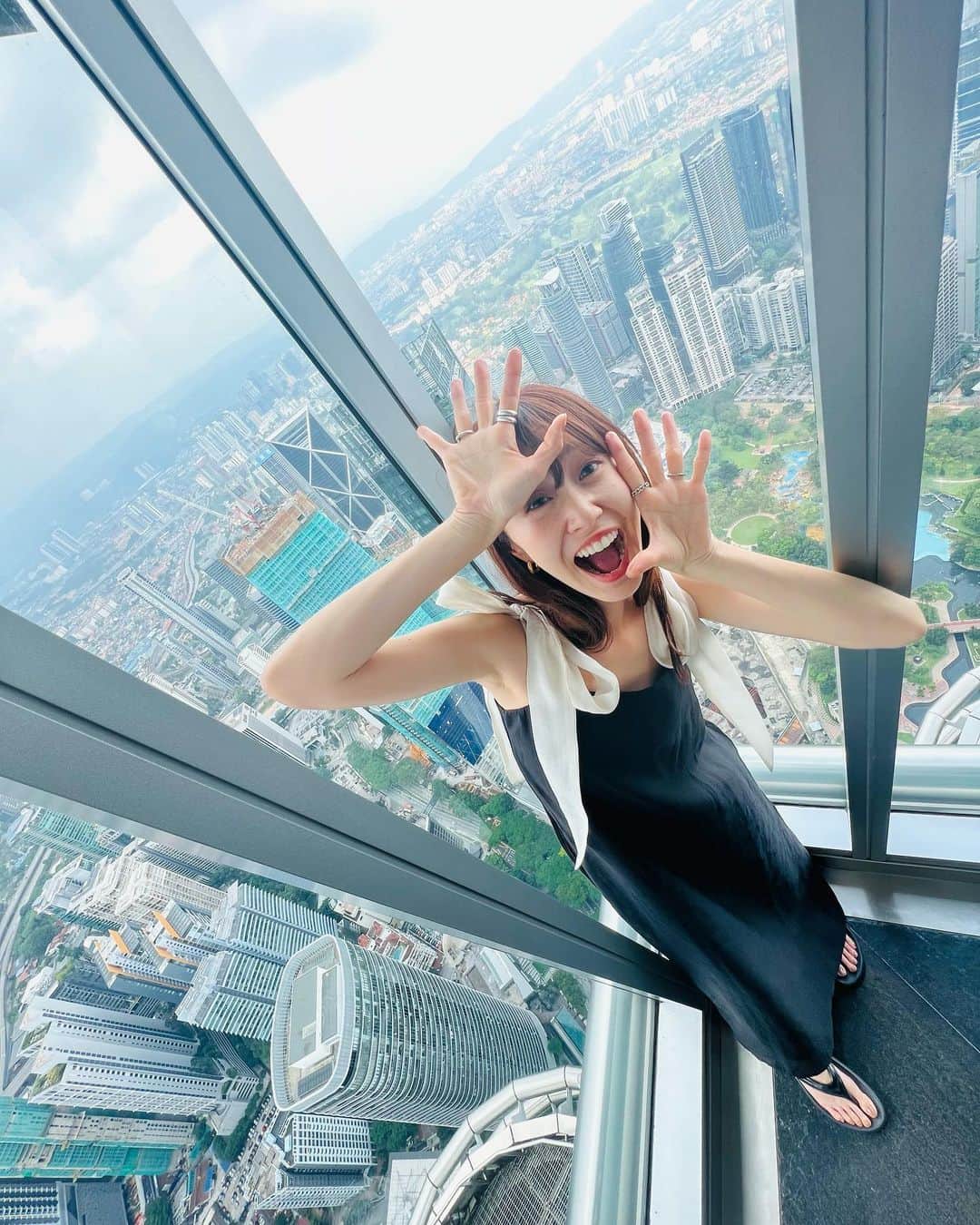 菊井彰子のインスタグラム：「マレーシア旅行🇲🇾② ー観光編－  ●ペトロナスツインタワー（1〜４枚目） 451.9mある超高層ビル。 世界で２番目に高いタワー。 ちなみに一番高いタワーはドバイにあるみたいだよ✨ スタッフさんに記念にお写真をお願いしたら、こっちもあっちも撮った方がいいよ&ポージングまで指定して撮ってくれた（羞恥心） さすがの優しい親日国🤣🤣🤣🙏  ●セントラルマーケット （5〜７枚目） いわゆる観光客のためのお土産やさんが何店舗も連なってる建物♪ 人気のナマコ石鹸をゲット💚  ●チャイナタウン （8〜９枚目） 横浜中華街みたいなのかなーと思って行ったら、色んなブランドのニ○モノというかレプリカというか🤣 のお店が沢山並んでいた。笑 おねだりされたローラ姫の時計を娘に購入。 お兄さんとっても優しく娘の腕サイズに調節してくれてたよ⌚️まぁ、次の日壊れちゃったんだけどねw  ●パビリオン（１０枚目） クアラルンプールの一番大通りの繁華街にある超どでかいショッピングモール。 ここに来るとなんでもあるし、なんとでもなーる！ 数年前にジャパンフェスの仕事で来たことがあってとても懐かしい場所🫶  やっぱり日本以外の国へ旅行に行くって楽しいなー🥳🥳  娘にも沢山経験してもらいたい♪  ・ ・ ・ ・ ・ ・ ・ #子連れ海外  #子連れ海外旅行  #ペトロナスツインタワー  #セントラルマーケットクアラルンプール  #klcctower  #petronastwintowers  #malaysia  #kualalumpur  #マレーシア観光  #マレーシア旅行  #マレーシアグルメ  #マレーシアごはん #3歳9ヶ月女の子 #クアラルンプール旅行  #3yearsold  #3y9m  #3歳9ヶ月」