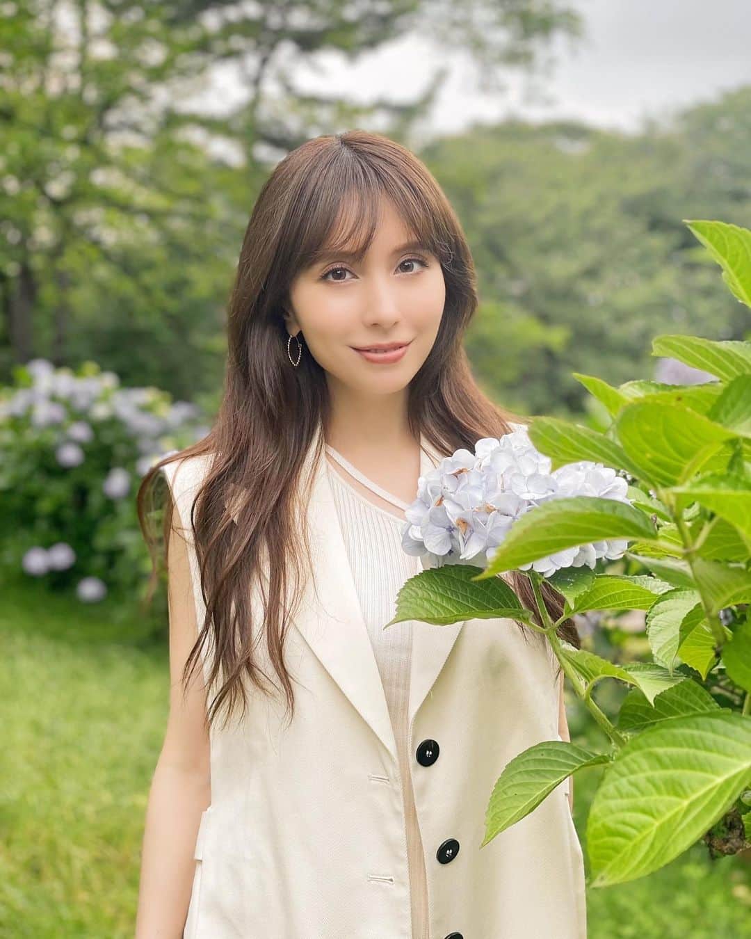 May J.のインスタグラム：「毎日雨でお日様が恋しいけど、この季節は紫陽花が綺麗で好きだなぁ💜💚💙 みんなは元気？ How’s everybody doing?  今日のお昼12時から「May J. Billboard Live Tour 2023」のBBL会員・法人会員のチケット受付が開始するよ！ ライブが今から本当に楽しみ🎤 是非早めにゲットしてね🫶  「May J. Billboard Live Tour 2023」   ●2023年8月8日(火) ビルボードライブ大阪 1stステ ジ 開場17:00 開演18:00 2ndステージ 開場20:00 開演21:00  ●2023年8月10日(木) ビルボードライブ東京 1stステージ 開場17:00 開演18:00 2ndステージ 開場20:00 開演21:00   ●2023年8月27日(日) ビルボードライブ横浜 1stステージ 開場15:00 開演16:00 2ndステージ 開場18:00 開演19:00  #Live #BillboardLive #ライブ #紫陽花 #flowers」