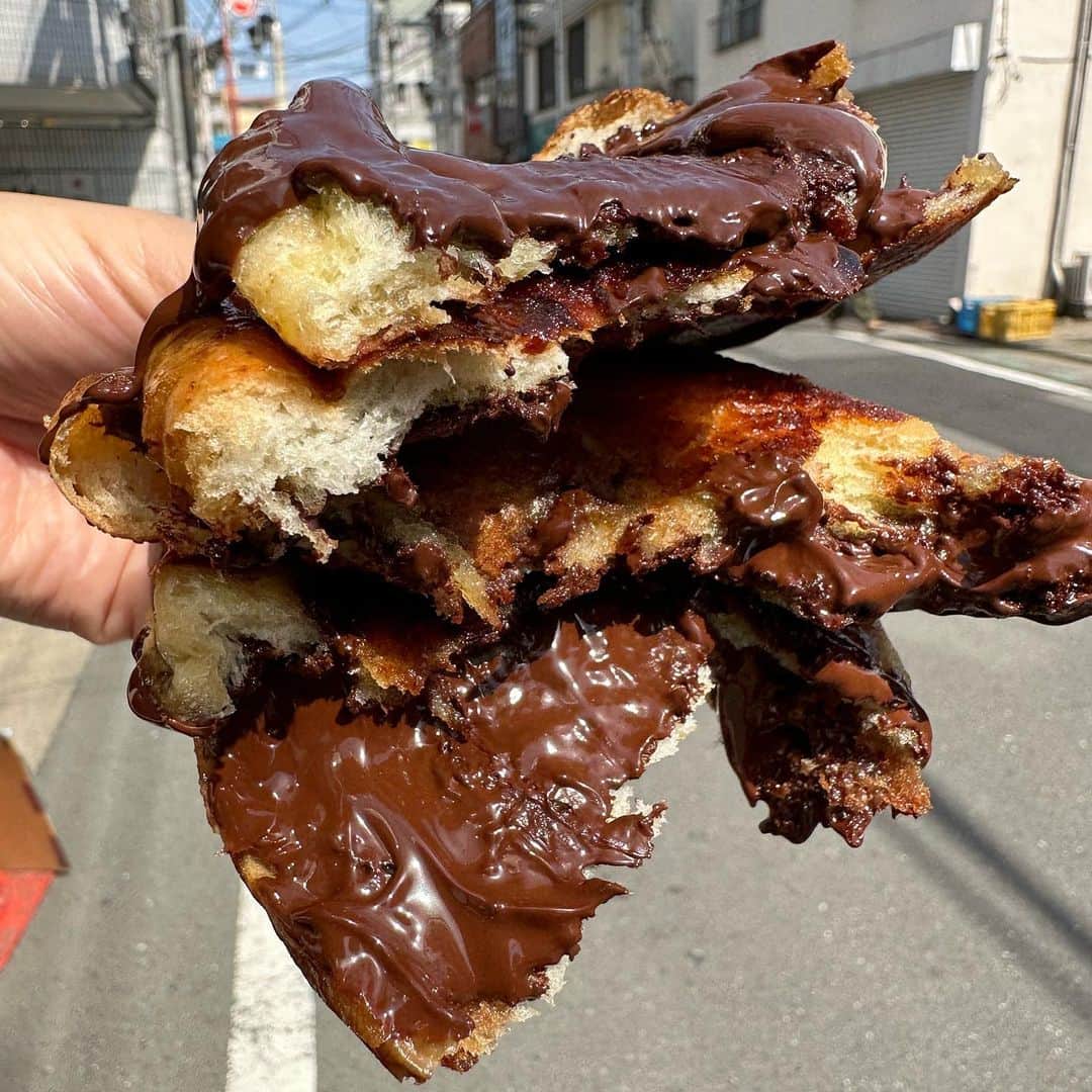 Coffee & Toast Tokyoさんのインスタグラム写真 - (Coffee & Toast TokyoInstagram)「"しみこむバター"のチョコパニーニ！ 🤎❤️🤎❤️🤎❤️🤎❤️🤎❤️  “Chocolate is ground from the beans of happiness.”  たっぷりのバターで焼いたパンの中に溶かしチョコレート‼︎  表面カリッととしたバターのコクを感じるパン。ほろ苦、優しい甘さのチョコレートクリームが相まって、たまらんです😋😋😋  . . . , #しみこむのバターチョコパニーニ #パニーニ  #チョコ好き  #チョコラブ  #chocolate  #panini   #chocolateporn  #chocolat  #cioccolato  #chocola  #巧克力  #ช็อคโกแลต  #초콜릿  #三軒茶屋ランチ  #世田谷線カフェ  #パンスタグラム  #東京カフェ  #三軒茶屋カフェ #三軒茶屋  #パン #三茶カフェ  #三茶 #田園都市線カフェ #コーヒーアンドトースト  #coffeeandtoast #foodie  #foodiegram」6月14日 9時42分 - coffeetoast2