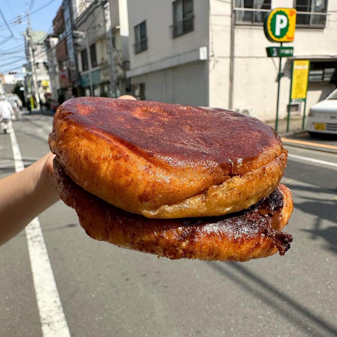 Coffee & Toast Tokyoさんのインスタグラム写真 - (Coffee & Toast TokyoInstagram)「"しみこむバター"のチョコパニーニ！ 🤎❤️🤎❤️🤎❤️🤎❤️🤎❤️  “Chocolate is ground from the beans of happiness.”  たっぷりのバターで焼いたパンの中に溶かしチョコレート‼︎  表面カリッととしたバターのコクを感じるパン。ほろ苦、優しい甘さのチョコレートクリームが相まって、たまらんです😋😋😋  . . . , #しみこむのバターチョコパニーニ #パニーニ  #チョコ好き  #チョコラブ  #chocolate  #panini   #chocolateporn  #chocolat  #cioccolato  #chocola  #巧克力  #ช็อคโกแลต  #초콜릿  #三軒茶屋ランチ  #世田谷線カフェ  #パンスタグラム  #東京カフェ  #三軒茶屋カフェ #三軒茶屋  #パン #三茶カフェ  #三茶 #田園都市線カフェ #コーヒーアンドトースト  #coffeeandtoast #foodie  #foodiegram」6月14日 9時42分 - coffeetoast2
