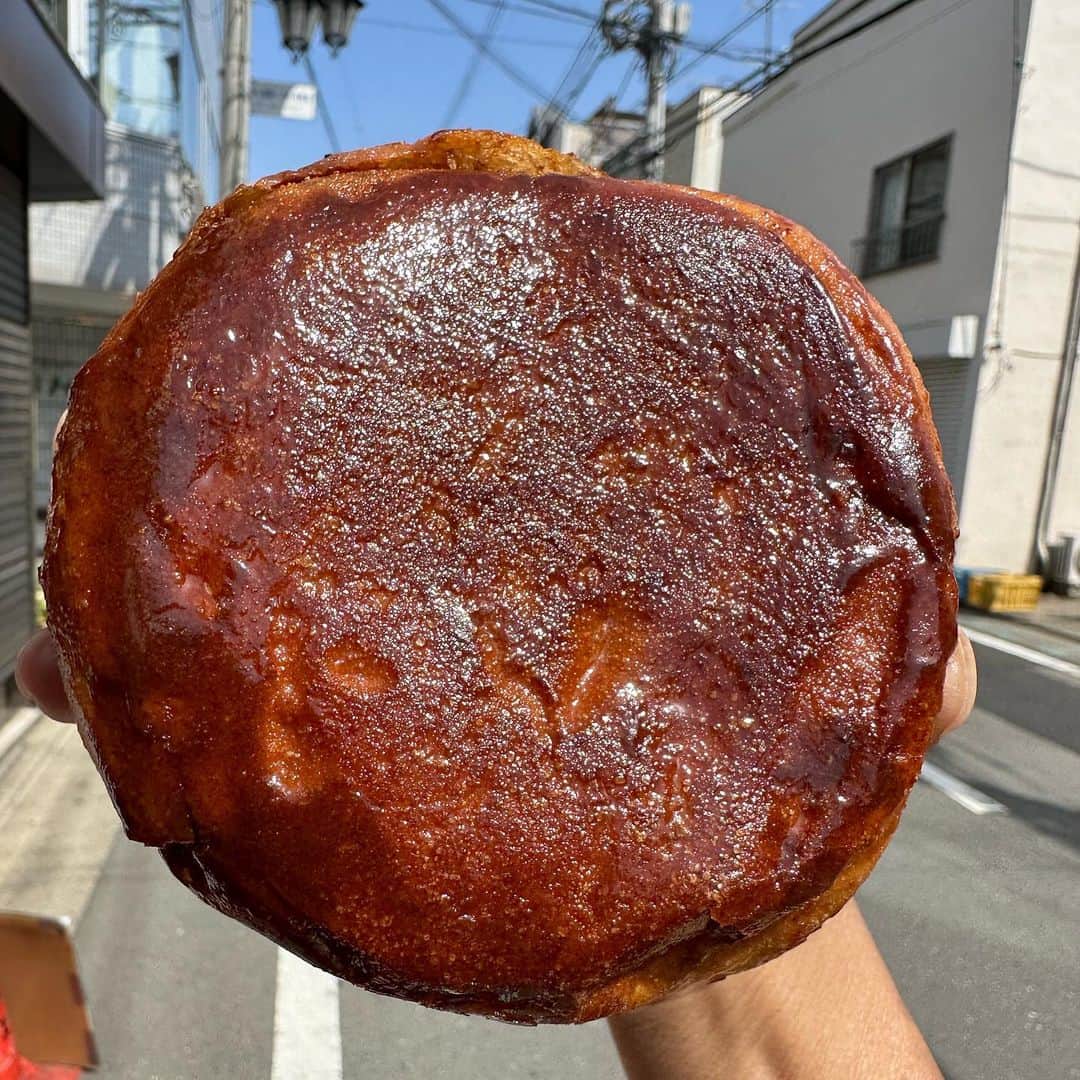 Coffee & Toast Tokyoさんのインスタグラム写真 - (Coffee & Toast TokyoInstagram)「"しみこむバター"のチョコパニーニ！ 🤎❤️🤎❤️🤎❤️🤎❤️🤎❤️  “Chocolate is ground from the beans of happiness.”  たっぷりのバターで焼いたパンの中に溶かしチョコレート‼︎  表面カリッととしたバターのコクを感じるパン。ほろ苦、優しい甘さのチョコレートクリームが相まって、たまらんです😋😋😋  . . . , #しみこむのバターチョコパニーニ #パニーニ  #チョコ好き  #チョコラブ  #chocolate  #panini   #chocolateporn  #chocolat  #cioccolato  #chocola  #巧克力  #ช็อคโกแลต  #초콜릿  #三軒茶屋ランチ  #世田谷線カフェ  #パンスタグラム  #東京カフェ  #三軒茶屋カフェ #三軒茶屋  #パン #三茶カフェ  #三茶 #田園都市線カフェ #コーヒーアンドトースト  #coffeeandtoast #foodie  #foodiegram」6月14日 9時42分 - coffeetoast2