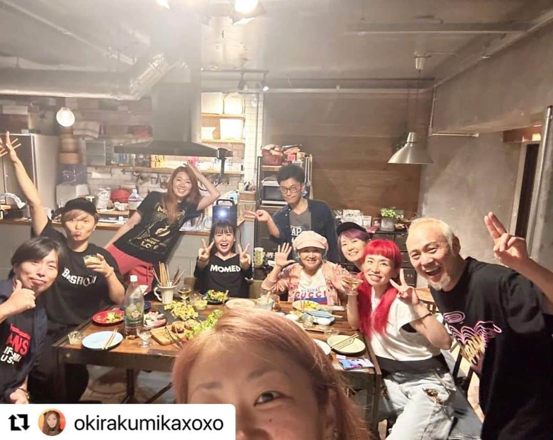 のインスタグラム：「普段の私たちって こんな感じ🤣  5枚目  ハッピーと マチペと私の会話😅  痛み止め切れて痛いのを マチペのせいにする ハッピー  私に指摘された時の顔😂  それにしても みかちゃんの切り取り 目線が秀逸すぎる🤣  #Repost @okirakumikaxoxo with @use.repost ・・・ 全力で自分と向き合って ⁡ ⁡ ⁡ 全力で自分に陶酔して ⁡ ⁡ ⁡ その瞬間その瞬間をめいっぱい 本気で味わって ⁡ ⁡ ⁡ 大感動でフィニッシュした 10,000人MOMED  LIVE✨✨ ⁡ ⁡ ⁡ 昨日、ハッピーちゃんが声かけてくれて ダンさんがプロジェクター持ってきてくれて 皆んなで鑑賞会 ⁡ ⁡ ⁡ ツッコミどころ満載 感動の涙を流すかと思いきや 笑いすぎて涙が流れた😂😂😂😂 ⁡ 　 ⁡ 皆んな自分がセンター 自分に陶酔しすぎててキモいしイタい🤣 ⁡ ⁡ ⁡ キモいしイタイんだけどさ 全力だから ⁡ ⁡ ⁡ 憎めないし可愛いんだよね 存在それぞれが愛おしすぎて仕方ない ⁡ ⁡ ⁡ “人生は喜劇だ” ⁡ ⁡ ⁡ という有名な言葉があるけど ⁡ ⁡ ⁡ ⁡ 怒って泣いて苦しんで悩んで 喜んで楽しんで笑って ⁡ ⁡ ⁡ どんな瞬間も一歩引いた場所からみたら 面白くて最高だねって感じなんだろう ⁡ ⁡ ⁡ 我らがボスのMAZEの陶酔っぷりも 本当に最高🤣 ⁡ ⁡ ⁡ 皆んなでこんな風に 感動したり怒ったり悩んだり 笑ったり泣いたりしながら ⁡ ⁡ ⁡ 本気で自分の命を生きられるって なんて尊いのだろう ⁡ ⁡ ※ ⁡ ⁡ ※ ⁡ ⁡ ⁡ 10,000人 LIVEであんなに人々を熱狂させたさっちゃんは頭に針をめっちゃ刺しながら見てるし ⁡ ⁡ ⁡ さっちゃんとしーちゃんとまちぺ先生は自由に話しすぎて人の話し聞いてないし ⁡ ⁡ ⁡ スターはいつもキメ顔するし ⁡ ⁡ ⁡ 髪の毛、赤と紫の人いるし ⁡ ⁡ ⁡ すぐ喧嘩風味（怒ってないらしい）になる 夫婦はいるし ⁡ ⁡ ⁡ 皆んな面白い😂😂 ⁡ ⁡ ⁡ 大好きだ😂💖 ⁡  #momed #まちぺ先生のピースの角度気になるw」