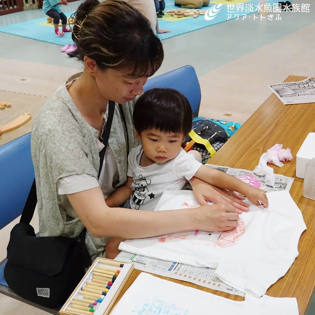世界淡水魚園水族館 アクア・トト ぎふのインスタグラム：「子育て応援企画『おさかな、いこう♪』  6月13～15日は「おさかな手形アート」や「岐阜の木のおもちゃであそぼう」を開催中。  昨日参加してくれたみなさま、ありがとうございました！  手形やお絵描きで素敵なTシャツをつくったり、たくさんの木のおもちゃで遊んでくれました。  開催時間は10：30～12：30です。  #アクアトト #水族館 #aquarium #おさかな、いこう #子育て #オアシスパーク #河川環境楽園」