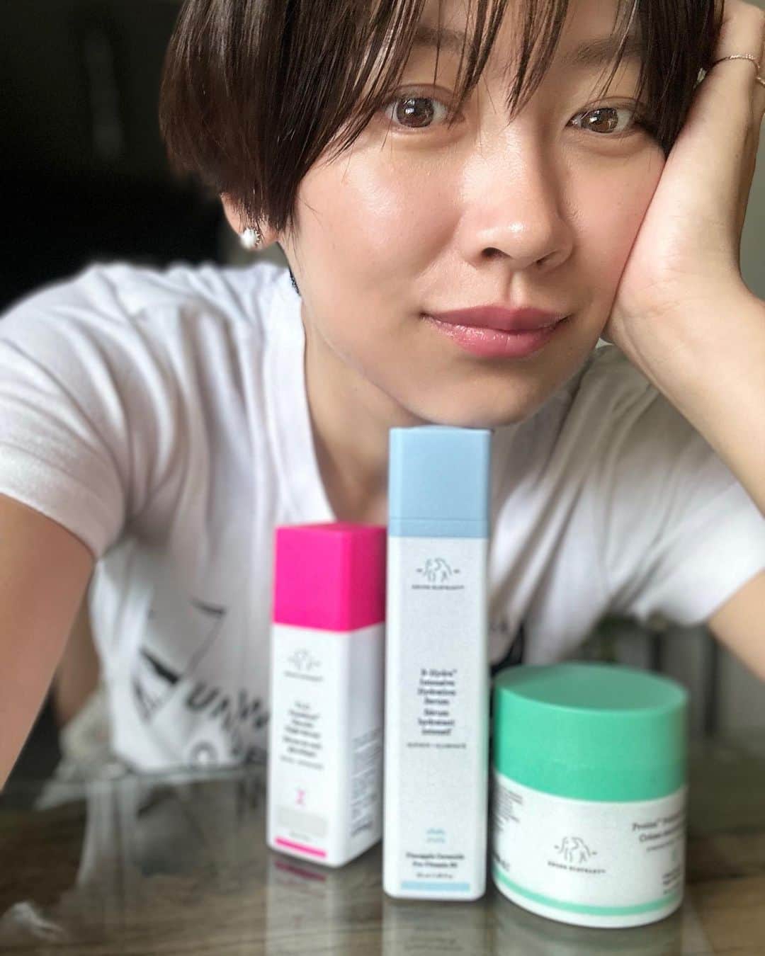 多嶋沙弥さんのインスタグラム写真 - (多嶋沙弥Instagram)「. おはようございます🌞 週の中日、都内は雨ですが元気に乗り切りましょうね🌈 . たまには美容のお話を🍑 日本上陸前からファンだった @drunkelephant 🐘 当時の私には少し高価でしたが、 新35歳、いいものに躊躇する理由がなくなる頃合いです😊笑 . カラフルなパッケージやボトルの開け方、スパチュラのいらないクリームの出し方(動画あります)も好きなのですが、 ペッタペタにならないのにぐっと潤う感じがこの季節にもぴったりだなと💋 . ビタミンCのデイセラムも肌がピッ！としておすすめなのですが、 ピンクのナイトセラムは角質を柔らかくしてくれて、 ゴワッ、ガサッと感じるいらない一層を取ってくれるような使用感です🥰 . 悩みがあると肌に与えることに目を向けがちですが、 上手にピーリングアイテムを使えたらもっと元気な肌でいられるんじゃないかなと🍎 . 本当に寝起きの肌の感じが良いので、 ズームにすると色々映るけど艶も透明感も伝わるかなと、 そのままの肌で撮りました📷 . クリニックでシミを取りたいなぁ、 と思う日も増えてきたけど、 なるべくホームケアの地道な努力は積み上げておきたいものです💋 . それでは、また👋💓 . #drunkelephant#35歳#ママモデル#ドランクエレファント」6月14日 9時59分 - saya_tajima