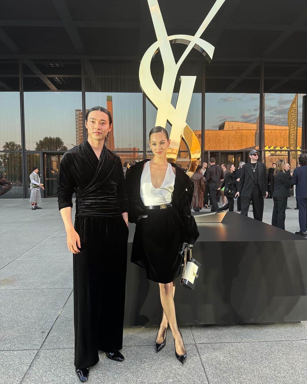 のインスタグラム：「サンローラン2024年メンズのショーのため、日本からは俳優山﨑賢人、水原希子がベルリンの会場へ。この日に袖を通したルックについて「日本の要素もある前合わせとベルベット素材が気に入った」と語る山﨑さん。超パワーショルダーを着こなした水原さんは「サンローランを着ると大人になった気持ちでシャキっとする」と水原さん。  @ysl @anthonyvaccarello #サンローラン #Saintlaurent #ysl #山﨑賢人 #水原希子」