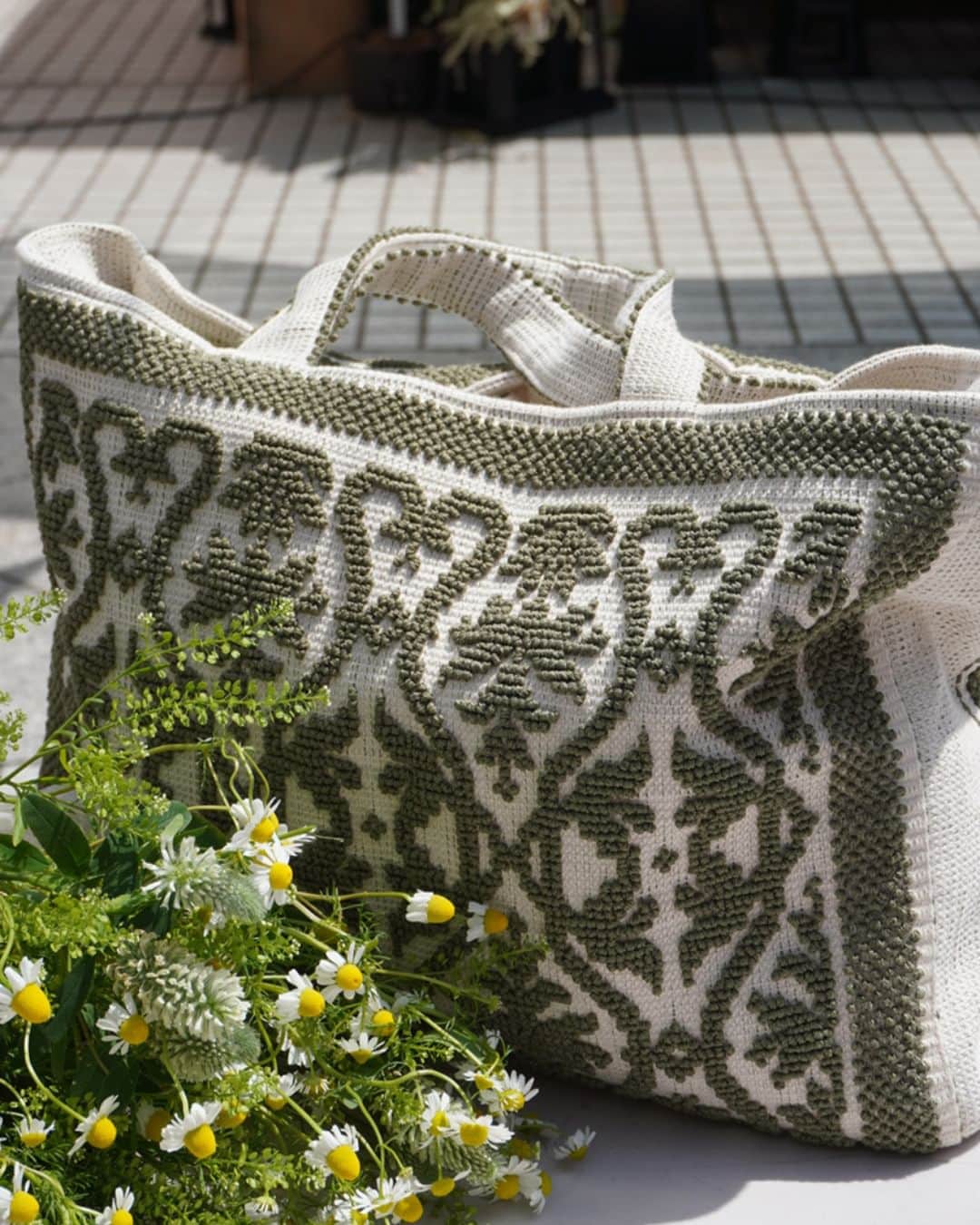 ELLE SHOP_JPさんのインスタグラム写真 - (ELLE SHOP_JPInstagram)「「アロー（aLORS）」からイタリアの伝統的な手織り生地を使ったコラボバッグが待望の登場✨ “女性のエンパワーメントと自由・社会的協力”を目的として1905年に南イタリア・レッチェ地方で発足されたレ・コスタンティーネ（Le costantine）財団との「アロー」のコラボバッグは昔ながらの手法で生み出されるハンドメイド。環境保護の観点から照明を使用せず、日中だけの作業を徹底しているため、完成まで約16時間を要するそう。そして手織り生地ゆえ個体差が出るので、ふたつとして同じものは存在しないのだとか。 そんな生産背景までも美しいバッグは、一生モノにふさわしい逸品。この機会をお見逃しなく！  #アロー #山上彩 #エルスタイルインサイダー #エル #エルショップ #ブラウス #再入荷 #白ブラウス #ファッション #ALORS #ELLEJAPAN #ELLESHOP #blulses #fashion #Lecostantine  @alors_parisfr @aya_paris0512」6月14日 10時01分 - elleshop_jp
