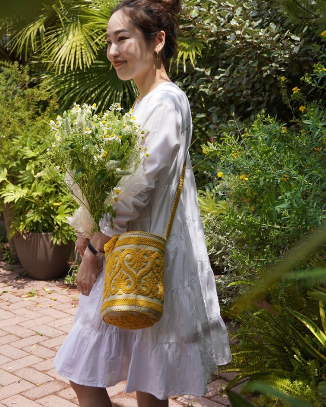 ELLE SHOP_JPさんのインスタグラム写真 - (ELLE SHOP_JPInstagram)「「アロー（aLORS）」からイタリアの伝統的な手織り生地を使ったコラボバッグが待望の登場✨ “女性のエンパワーメントと自由・社会的協力”を目的として1905年に南イタリア・レッチェ地方で発足されたレ・コスタンティーネ（Le costantine）財団との「アロー」のコラボバッグは昔ながらの手法で生み出されるハンドメイド。環境保護の観点から照明を使用せず、日中だけの作業を徹底しているため、完成まで約16時間を要するそう。そして手織り生地ゆえ個体差が出るので、ふたつとして同じものは存在しないのだとか。 そんな生産背景までも美しいバッグは、一生モノにふさわしい逸品。この機会をお見逃しなく！  #アロー #山上彩 #エルスタイルインサイダー #エル #エルショップ #ブラウス #再入荷 #白ブラウス #ファッション #ALORS #ELLEJAPAN #ELLESHOP #blulses #fashion #Lecostantine  @alors_parisfr @aya_paris0512」6月14日 10時01分 - elleshop_jp