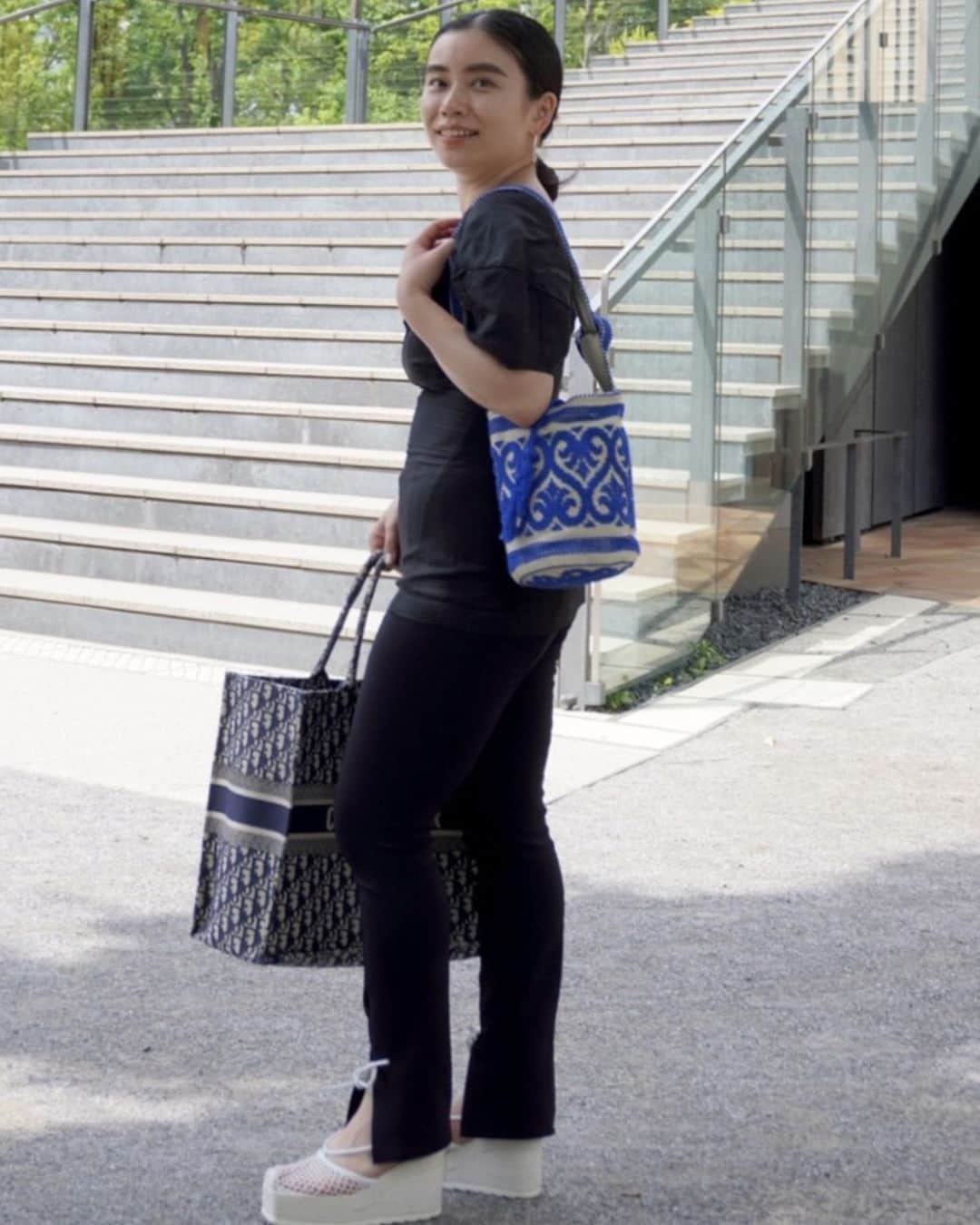 ELLE SHOP_JPさんのインスタグラム写真 - (ELLE SHOP_JPInstagram)「「アロー（aLORS）」からイタリアの伝統的な手織り生地を使ったコラボバッグが待望の登場✨ “女性のエンパワーメントと自由・社会的協力”を目的として1905年に南イタリア・レッチェ地方で発足されたレ・コスタンティーネ（Le costantine）財団との「アロー」のコラボバッグは昔ながらの手法で生み出されるハンドメイド。環境保護の観点から照明を使用せず、日中だけの作業を徹底しているため、完成まで約16時間を要するそう。そして手織り生地ゆえ個体差が出るので、ふたつとして同じものは存在しないのだとか。 そんな生産背景までも美しいバッグは、一生モノにふさわしい逸品。この機会をお見逃しなく！  #アロー #山上彩 #エルスタイルインサイダー #エル #エルショップ #ブラウス #再入荷 #白ブラウス #ファッション #ALORS #ELLEJAPAN #ELLESHOP #blulses #fashion #Lecostantine  @alors_parisfr @aya_paris0512」6月14日 10時01分 - elleshop_jp