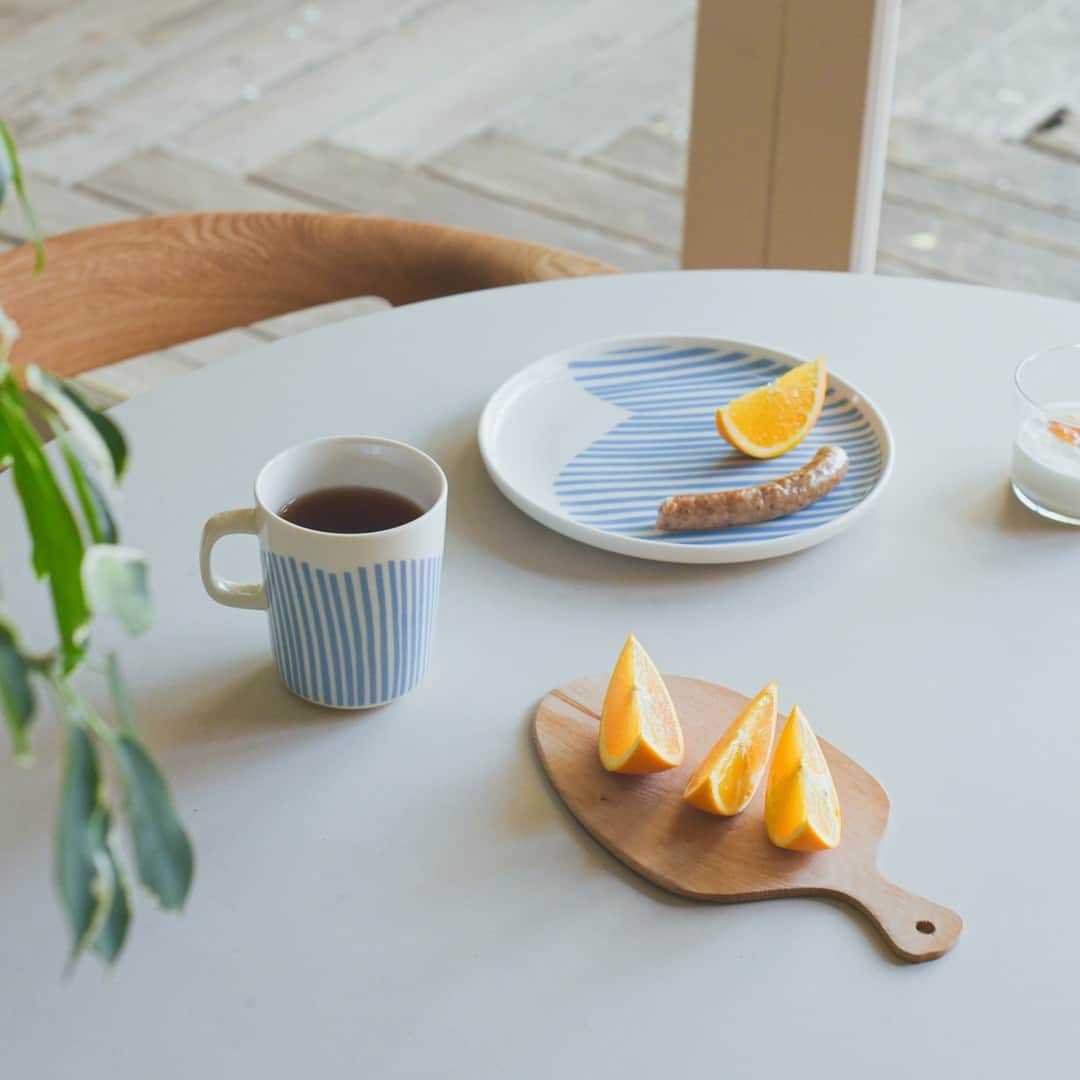 北欧、暮らしの道具店さんのインスタグラム写真 - (北欧、暮らしの道具店Instagram)「【NEW】2023夏限定の爽やかなブルー marimekko「ウイマリ」の食器 . - - - - - - - - - - - -  大人気のmarimekko（マリメッコ）から、 爽やかなブルーストライプ柄の食器が 届きました。  暑い季節に涼しさを もたらしてくれそうなライトブルーは 2023年春夏・日本限定のカラーです。  数量限定のため、 気になる方はお早めにご検討くださいね。  「ウイマリ」とは フィンランド語で「スイマー」の意味。  ゆるやかに波打つライトブルーのストライプは、 優雅な水泳のストロークを表現しています。  あえて残された余白も爽やか。 水面がゆったりと波打つイメージが浮かんできて、 見ているだけで涼しげな気分になります。  今回はマグカップとプレートの 2アイテムをご用意しました。  マグカップは、 やや縦長のフォルムですっきりした 印象ながら、容量はしっかり250ml。   片手にちょうどよく収まって、 朝食のコーヒーもゆっくり楽しめるサイズです。  20cmのプレートは、 トーストの横にソーセージや プチトマトがのる使い勝手のよいサイズ。  休日の朝食や、ワンプレートランチに ぴったりの大きさです。  2つセットで朝食に使えば、 爽やかな気持ちで一日がスタートできそうです。  ギフトとして、 引越しや誕生日に贈るのもおすすめ。 きっと喜んでいただけると思いますよ。 . ーーー 掲載のアイテムはこちら▼ ーーー . ☑︎ marimekko / マリメッコ / UIMARI / ウイマリ / マグ280ml（ライトブルー） ☑︎ marimekko / マリメッコ / UIMARI / ウイマリ / プレート20cm（ライトブルー） - - - - - - - - - - - - - - - - - -   ▶︎ お買いものはプロフィールのリンクから ご覧くださいね。→@hokuoh_kurashi . #marimekko#マリメッコ#UIMARI#ウイマリ#マグカップ#マグ#プレート#北欧食器#食器#食器好き#食器集め #朝ごはん#ランチ#夜ごはん#ディナー#料理#シンプル #シンプルライフ#シンプルデザイン#暮らしを楽しむ#日々の暮らし #北欧#暮らし#北欧暮らしの道具店」6月14日 10時01分 - hokuoh_kurashi