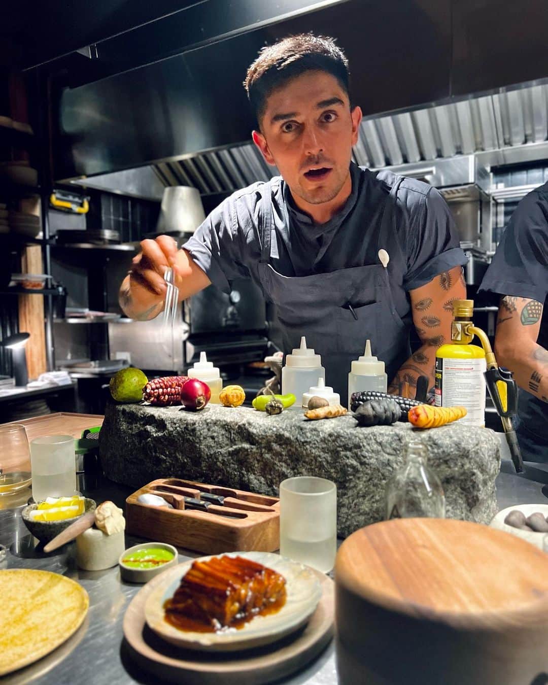 ケス Keisuiのインスタグラム：「@meritorest in Lima 🇵🇪 オープンキッチン、最高でした。 日本でもなかなか見ないほどエネルギッシュなお店でした🔥  ペルー、面白い。ハマりそうです🫶  @juan_luismt_  @sebasverbar   #Worlds50Best #Asias50Best #LatAm50Best #MENAs50Best #50BestDiscovery #50besttastehunter」