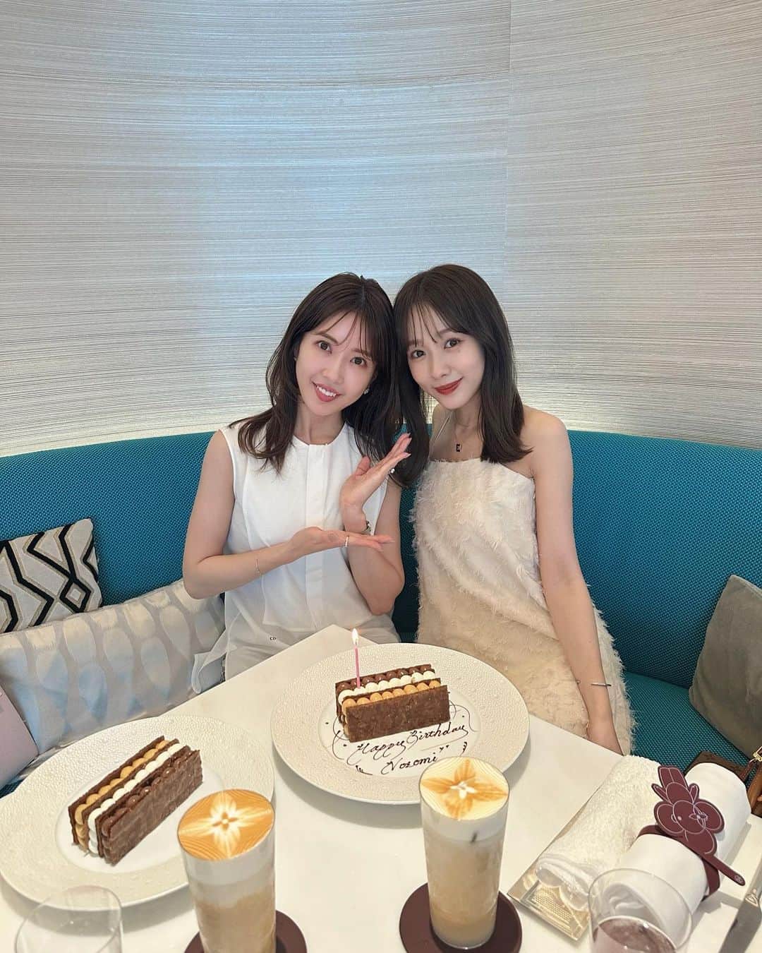 前田希美（まえのん）さんのインスタグラム写真 - (前田希美（まえのん）Instagram)「おはようございます。  昨日は、大好きなお姉様と カフェ☕巡り︎。  銀座にある @lecafev さんへ︎☺︎  大人気のカフェなので、 くみたんが予約をしてくださって カフェを楽しむことができました。  いつもお話させていただくと 学ぶことばかりであっという間の時間🧸 昨日も楽しかったなぁ。  そして、、びっくり！！  サプライズでケーキと 可愛すぎるプレゼントまで‪‪‪‪❤︎‬ (またすぐ投稿します👜幸せすぎる…)  くみたんが帰り際に、 「のんたんと話すと元気もらえる！ 本当に癒されたよ✨」 って言ってくださって、  いつもいただいてばかりなので ほんの少しだけお返しできた気持ちで なんだか嬉しかったです‪‪❤︎‬  ずっと、らぶすぎる。先輩です。 いつもありがとうございます。  @kumikofunayama    #のんカフェ巡り  #銀座カフェ   #ginzacafe #lecafev」6月14日 10時13分 - maeda_nozomi